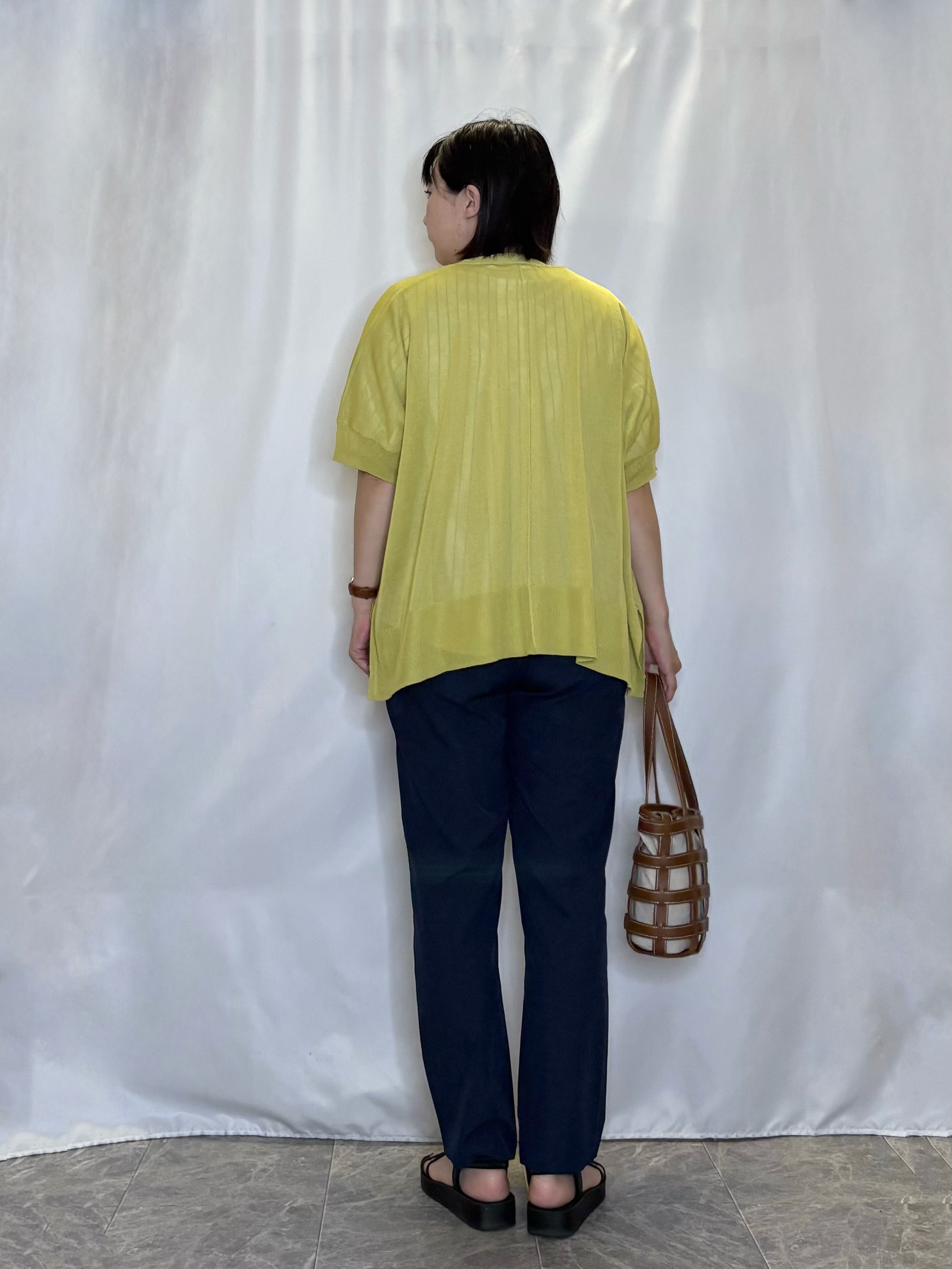 ネリさんの「SHOO･LA･RUE｜【洗濯機可/体型カバー】上品ラメがきらめく シアーポンチョ風カーディガン」を使ったコーディネート
