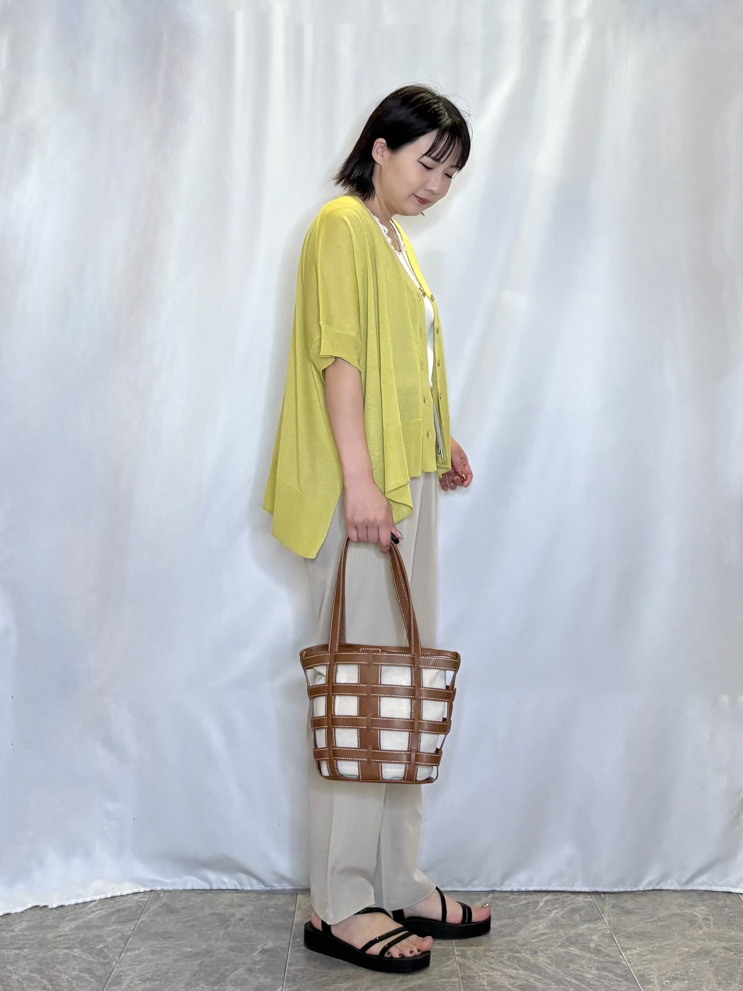 ネリさんの「SHOO･LA･RUE｜【洗濯機可/体型カバー】上品ラメがきらめく シアーポンチョ風カーディガン」を使ったコーディネート