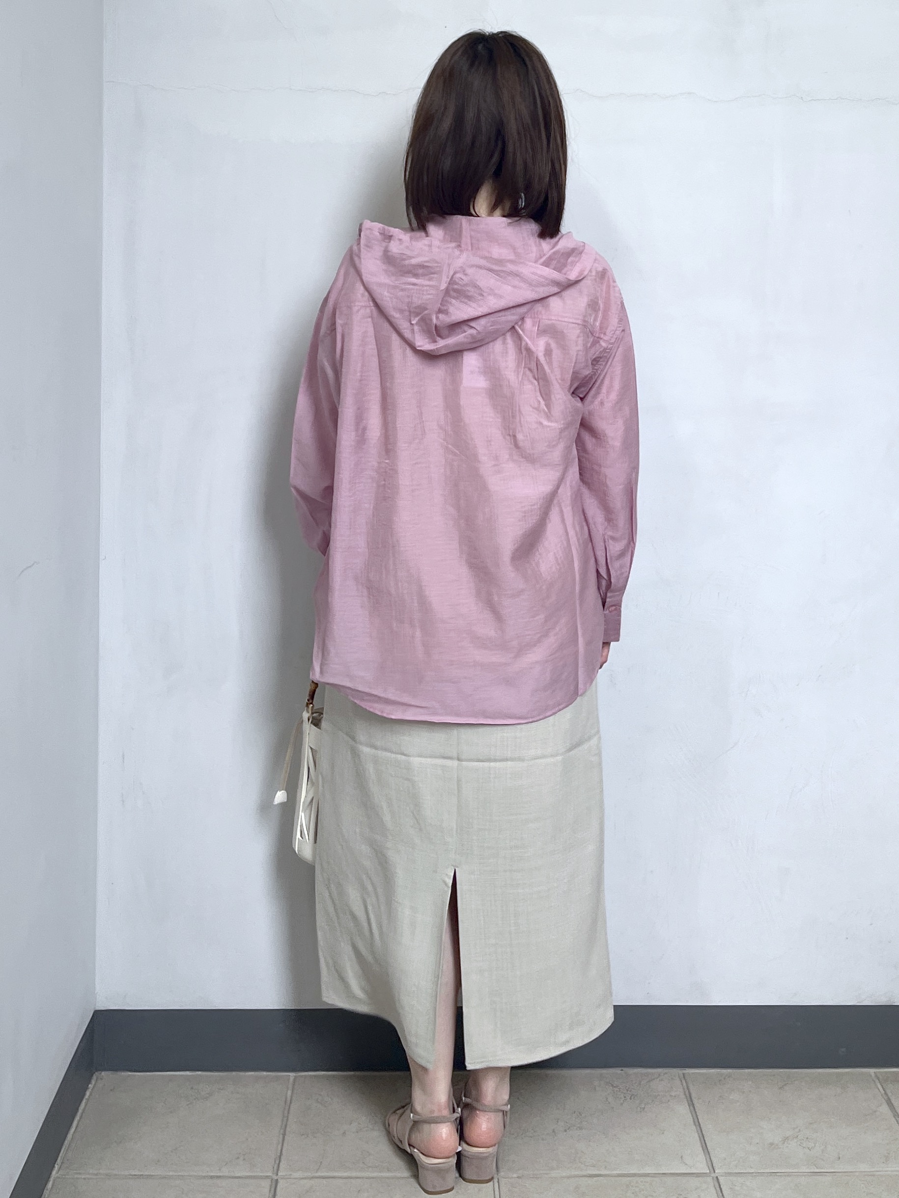 mikiさんの「OPAQUE.CLIP｜【洗濯機OK】フード付きシアーシャツ」を使ったコーディネート