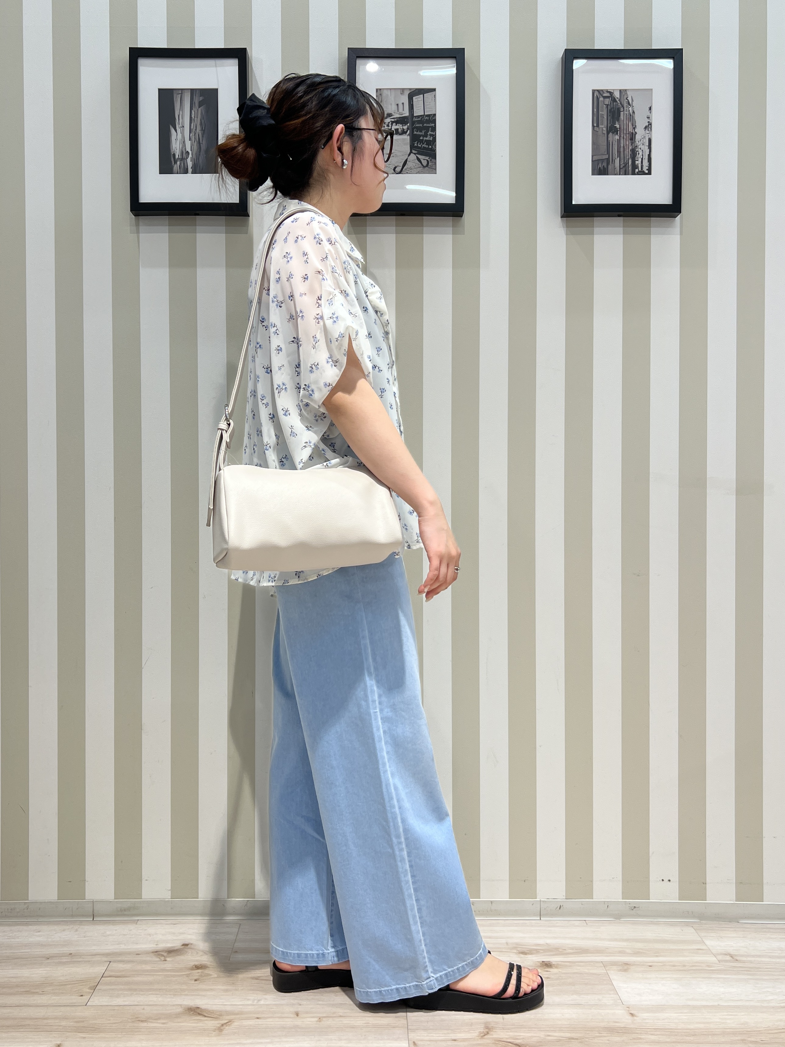 manaさんの「SHOO･LA･RUE｜【洗濯機可/体型カバー】羽織るだけで雰囲気変わる 柄アソート ポンチョ風シアーシャツ」を使ったコーディネート