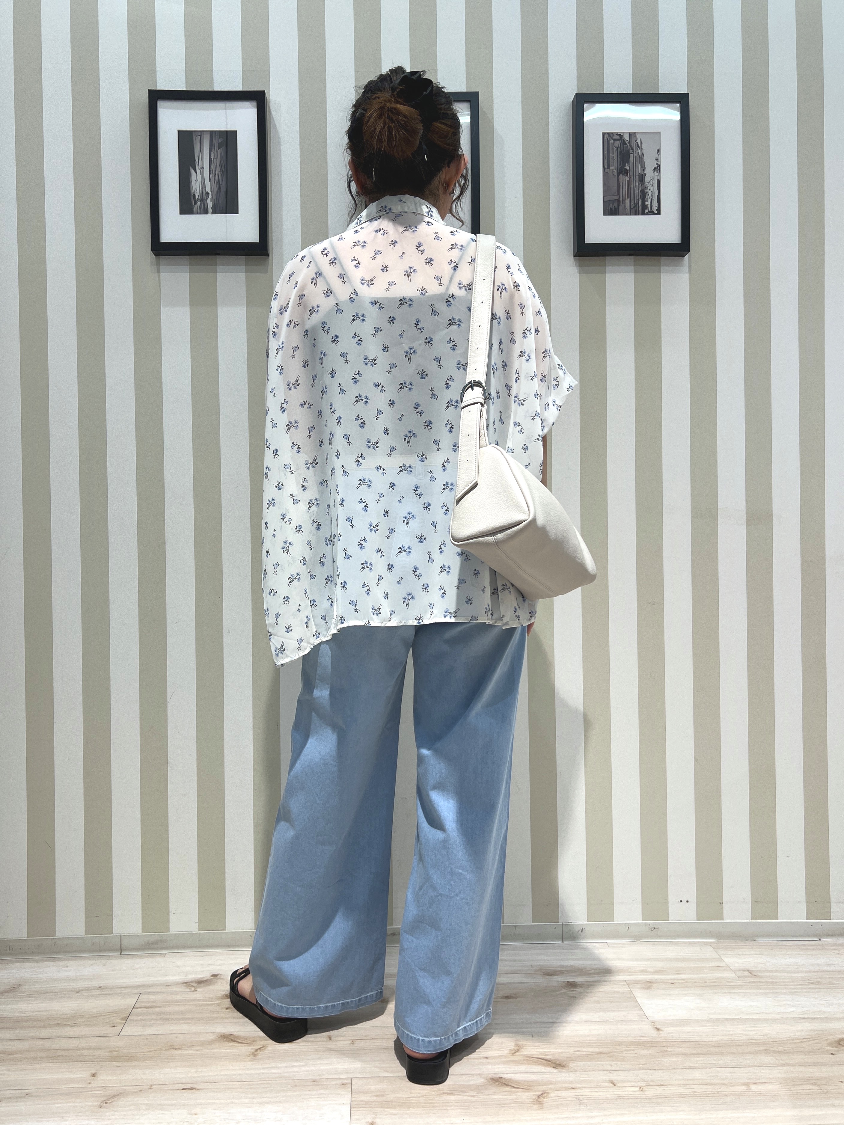 manaさんの「SHOO･LA･RUE｜【洗濯機可/体型カバー】羽織るだけで雰囲気変わる 柄アソート ポンチョ風シアーシャツ」を使ったコーディネート