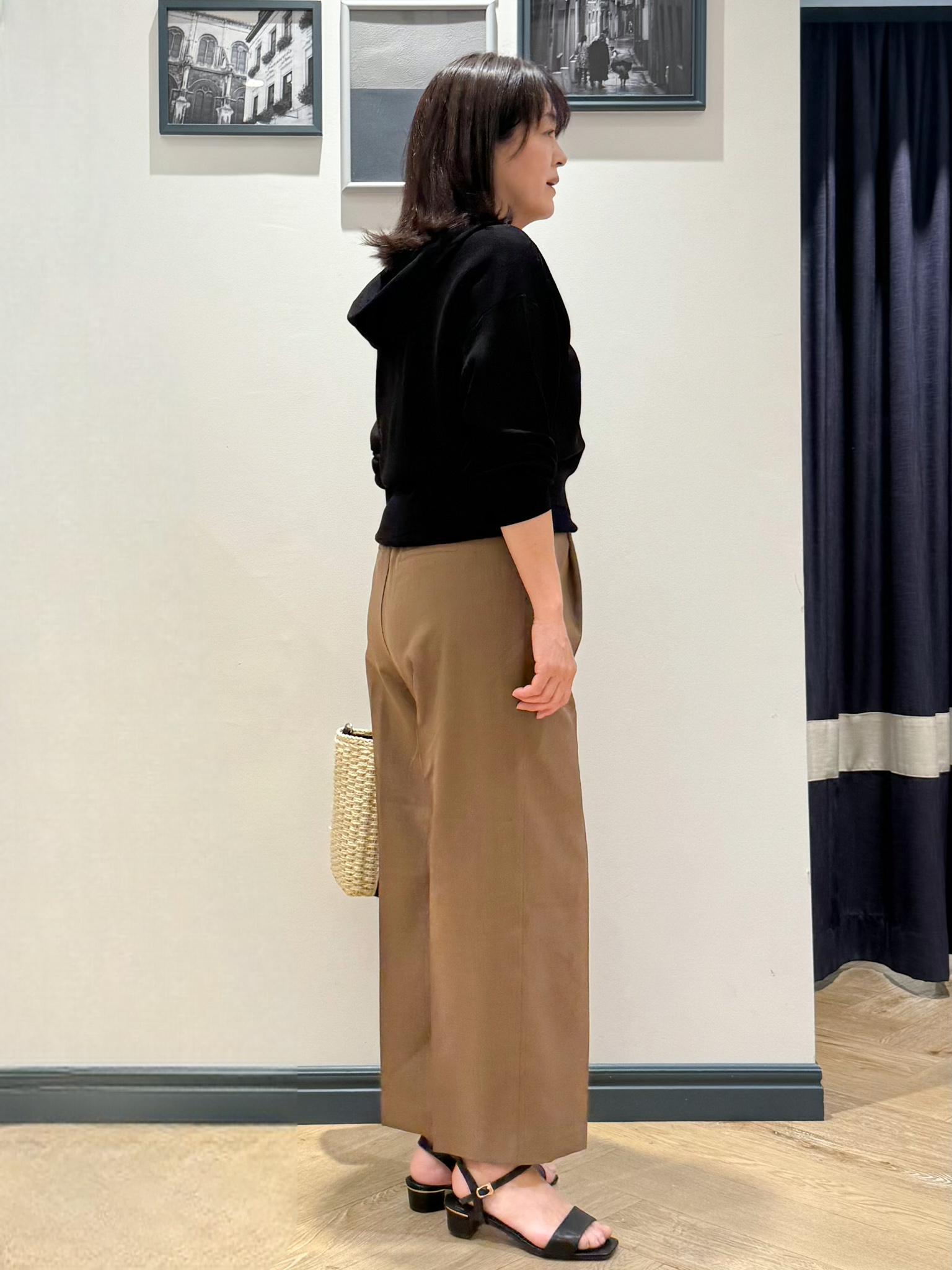 Lilyさんの「grove｜【洗濯機OK・UVカット】大人の抜け感、シアーニットフードパーカ」を使ったコーディネート