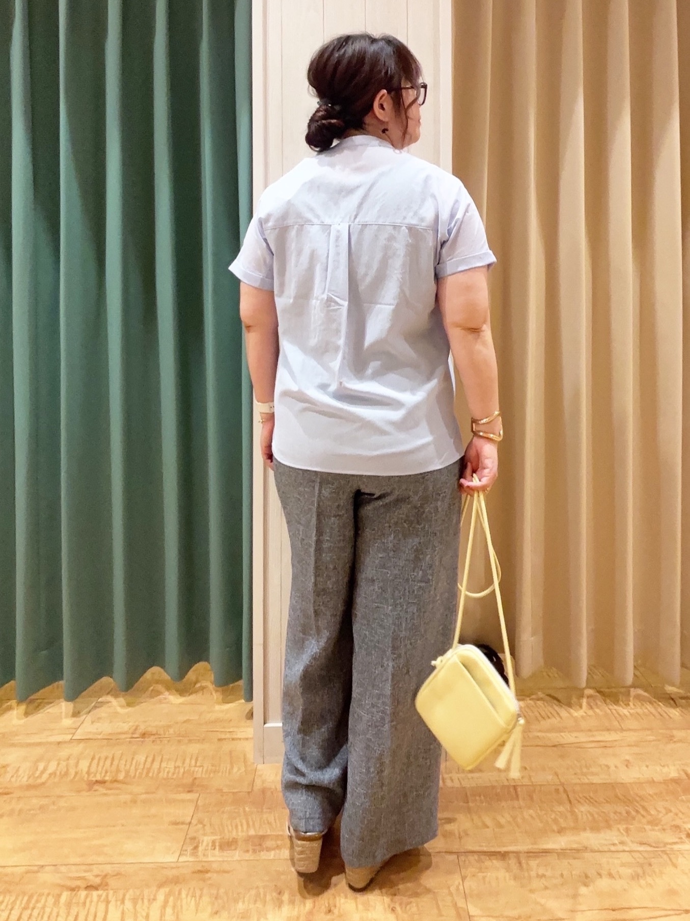 タガさんの「SHOO･LA･RUE｜【通気性〇/UV/S-LL】風が通り抜ける 半袖バンドカラーシアーシャツ」を使ったコーディネート
