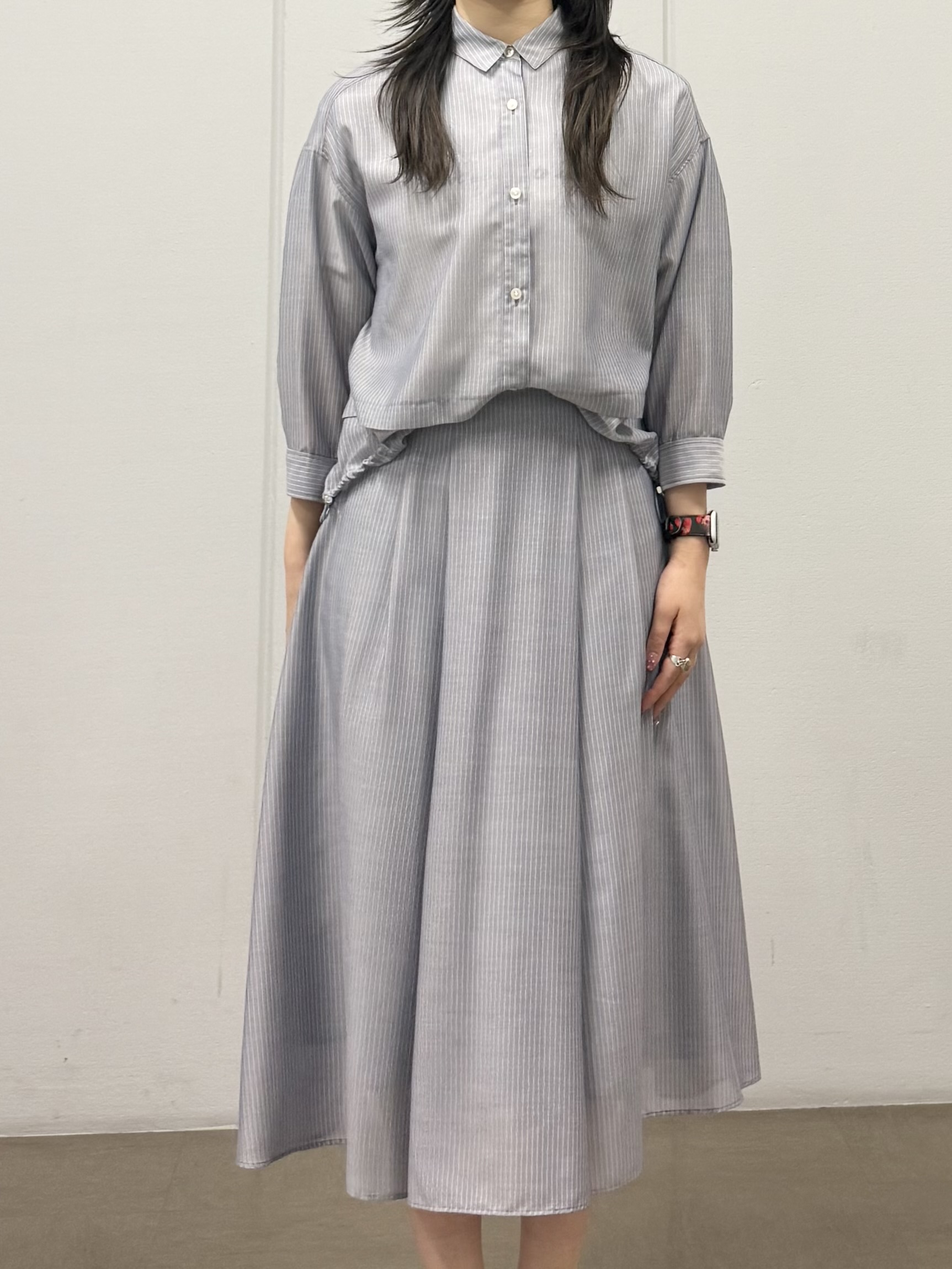 mizukiさんの「INDIVI｜【接触冷感／洗える／2WAY】ドロスト付 シアーシャンブレーシャツ」を使ったコーディネート