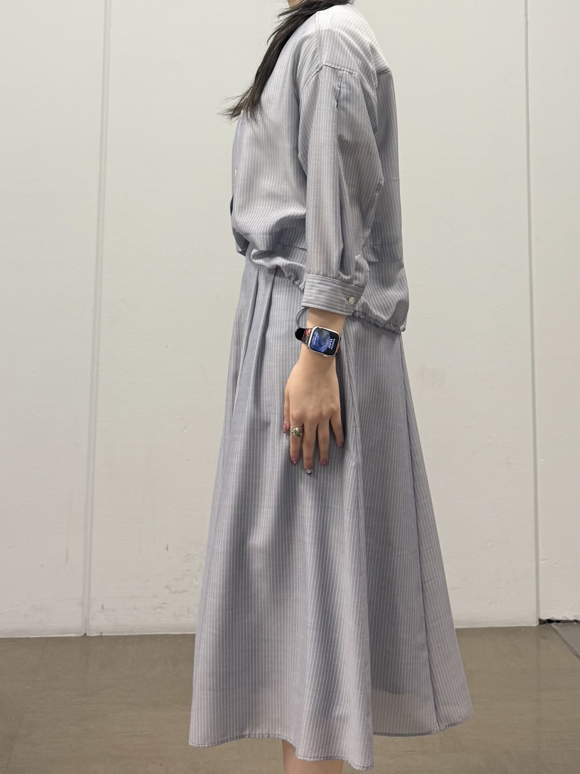 mizukiさんの「INDIVI｜【接触冷感／洗える／2WAY】ドロスト付 シアーシャンブレーシャツ」を使ったコーディネート