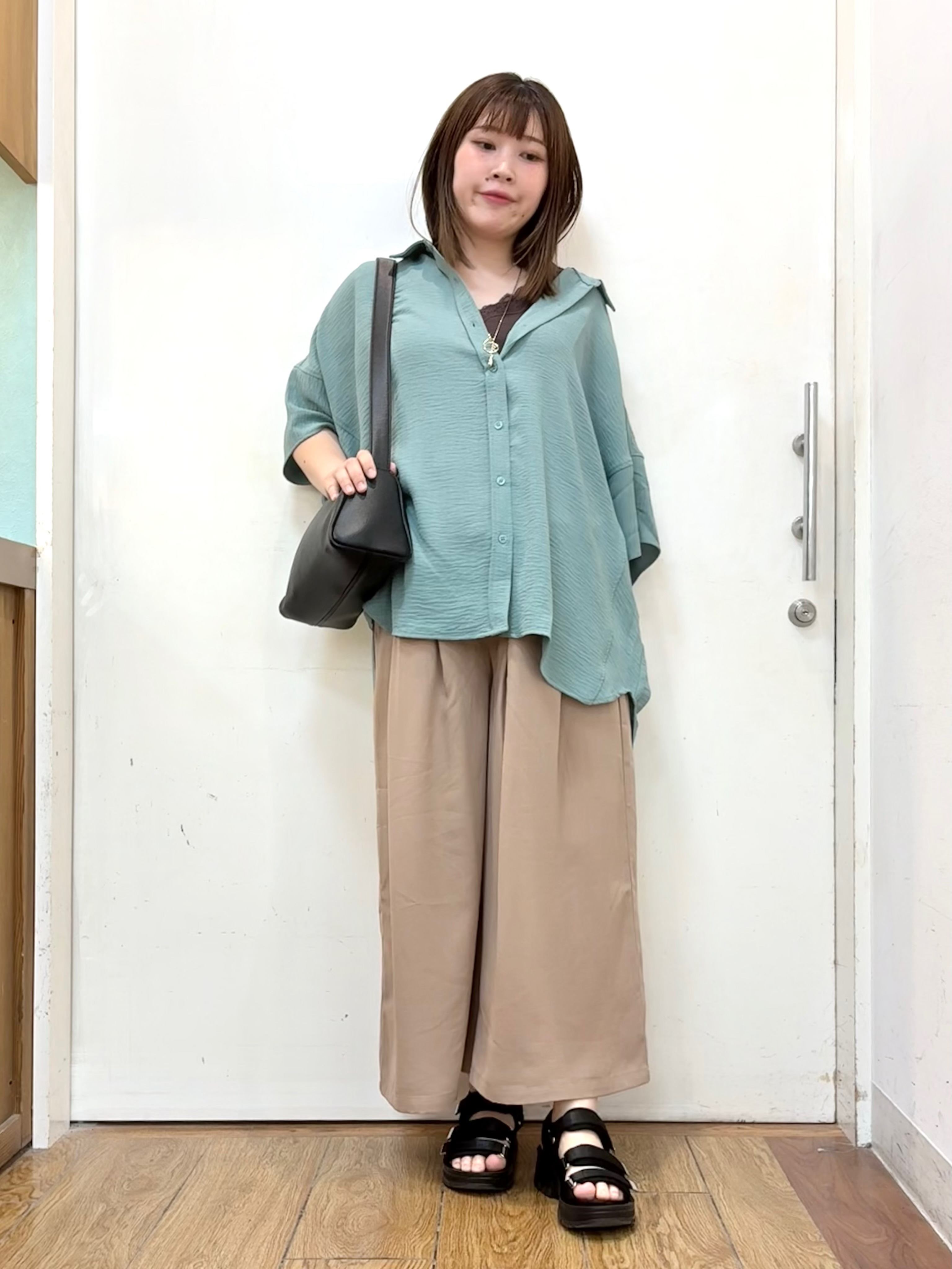 だいわさんの「SHOO･LA･RUE｜【高レビュー/洗濯後しわになりにくい/体型カバー】きちんとゆるっと 大人の抜け感 ポンチョ風カラーシ」を使ったコーディネート