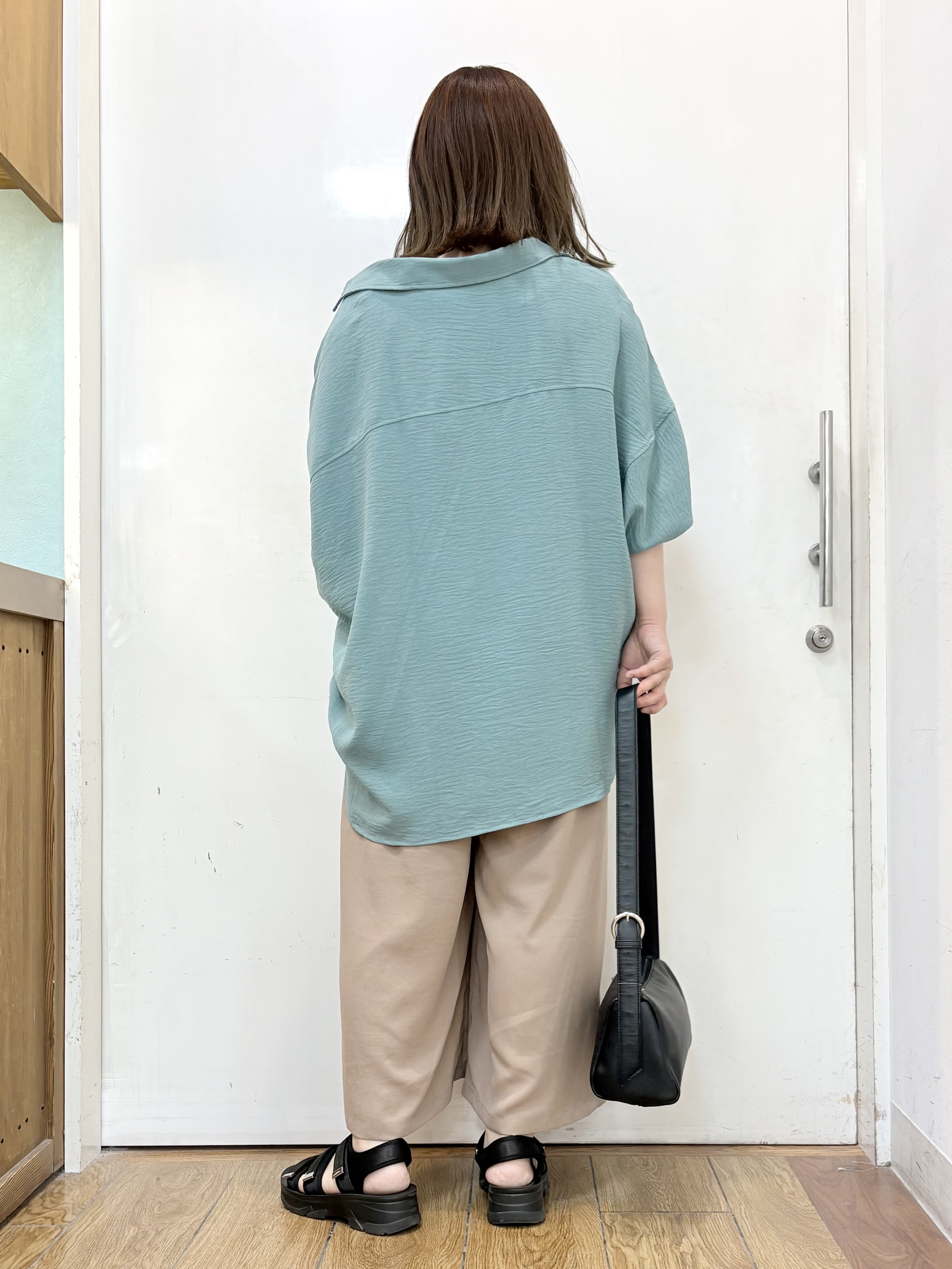 だいわさんの「SHOO･LA･RUE｜【高レビュー/洗濯後しわになりにくい/体型カバー】きちんとゆるっと 大人の抜け感 ポンチョ風カラーシ」を使ったコーディネート