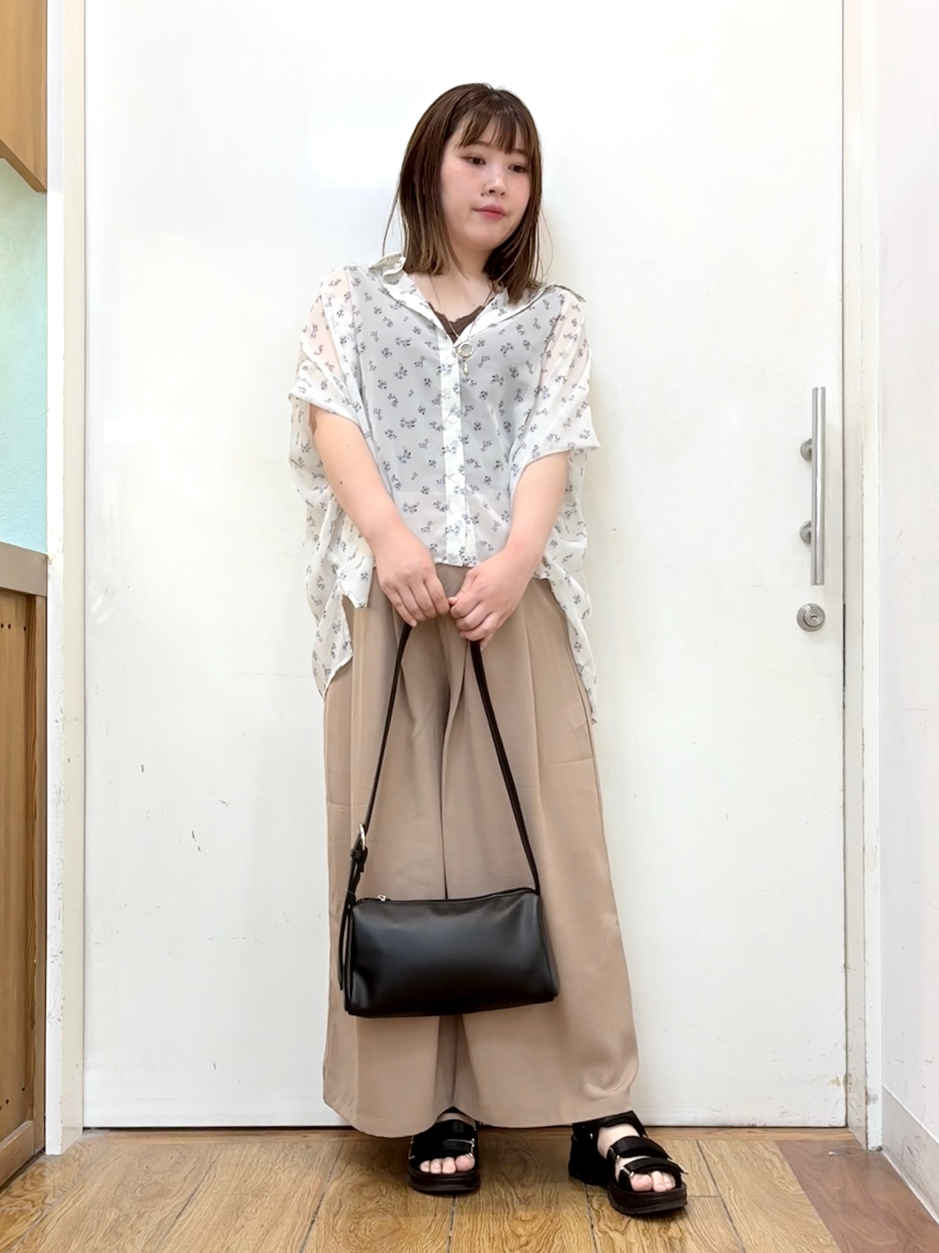 だいわさんの「SHOO･LA･RUE｜【洗濯機可/体型カバー】羽織るだけで雰囲気変わる 柄アソート ポンチョ風シアーシャツ」を使ったコーディネート