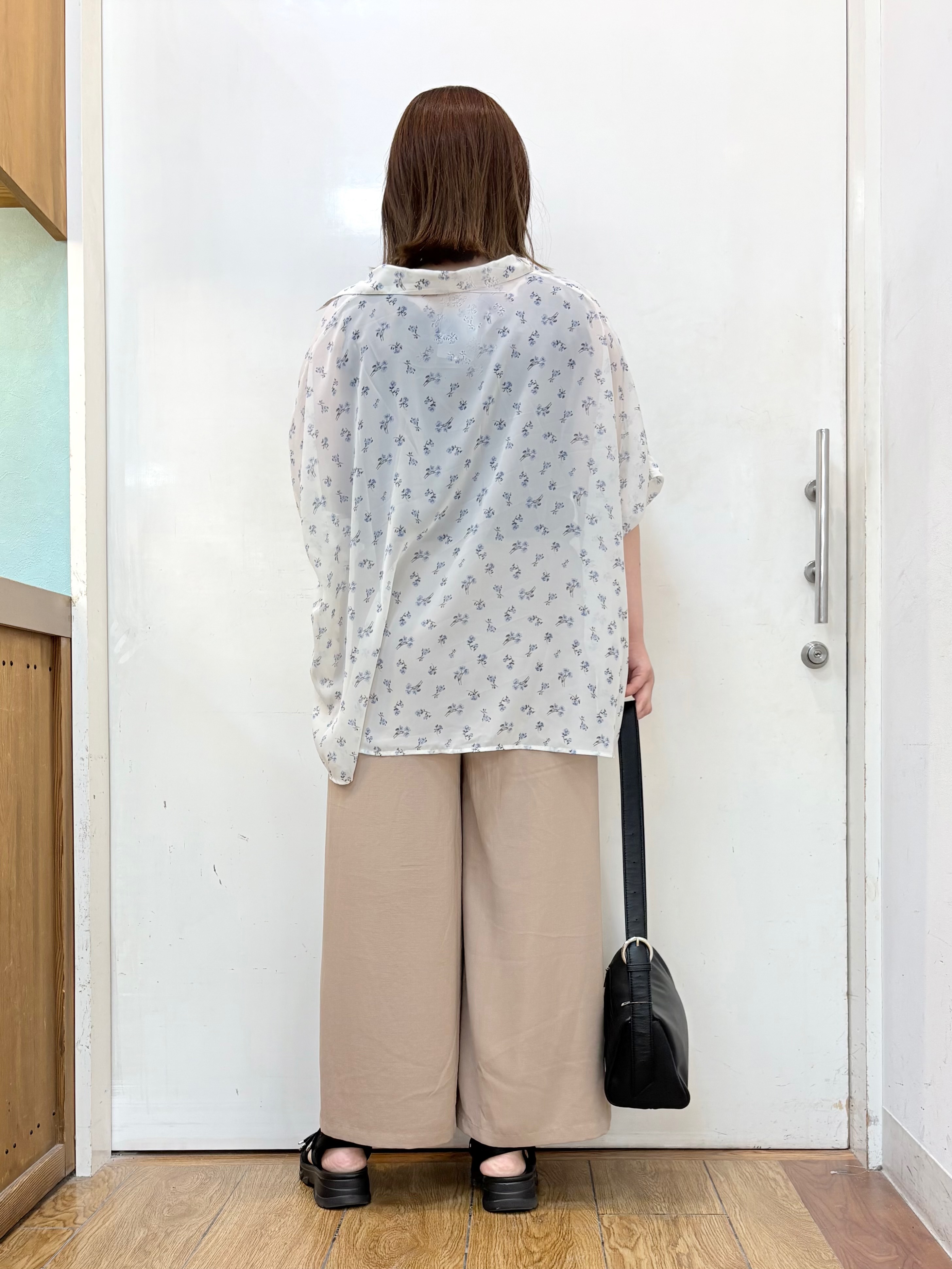 だいわさんの「SHOO･LA･RUE｜【洗濯機可/体型カバー】羽織るだけで雰囲気変わる 柄アソート ポンチョ風シアーシャツ」を使ったコーディネート