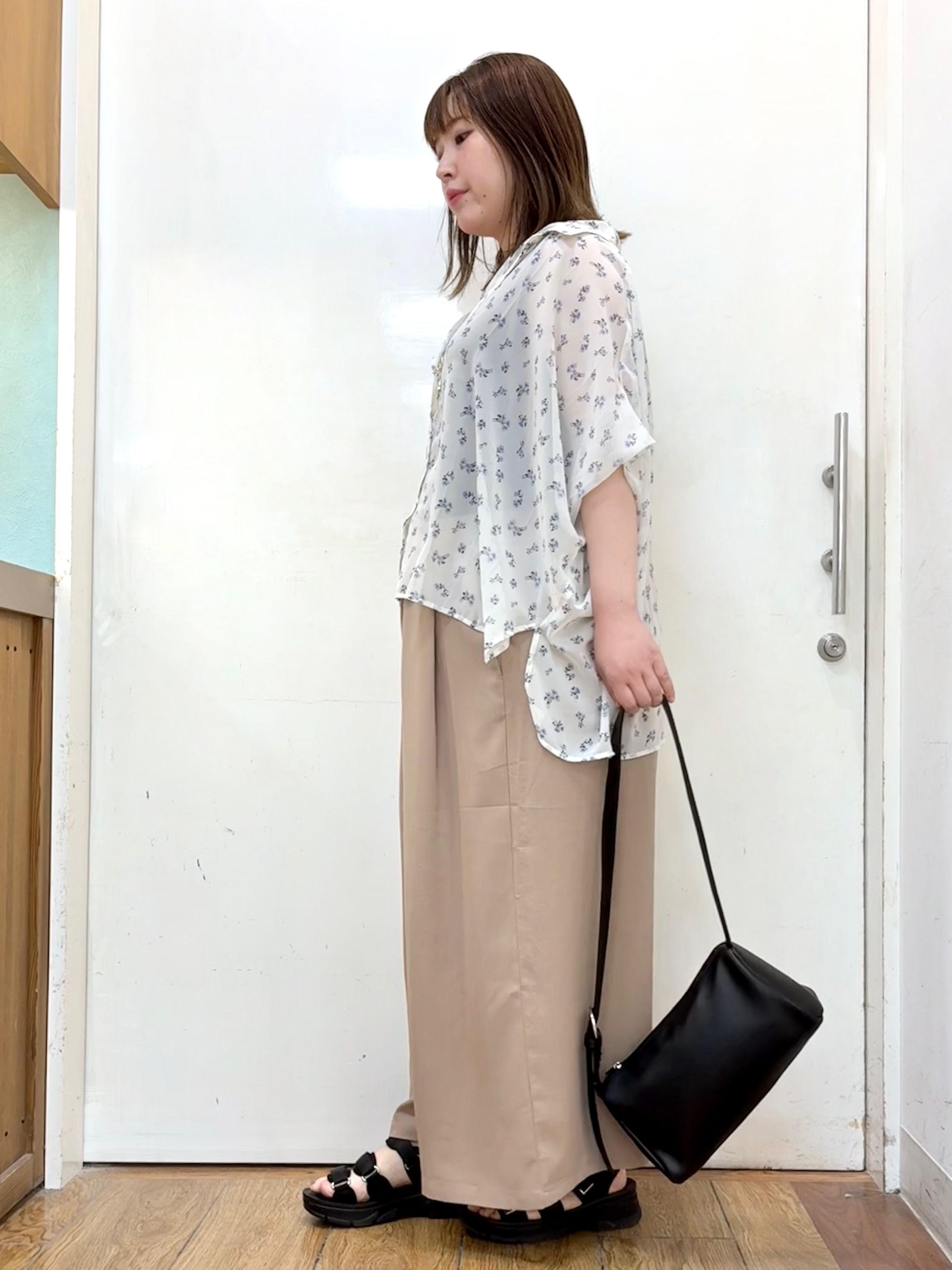 だいわさんの「SHOO･LA･RUE｜【洗濯機可/体型カバー】羽織るだけで雰囲気変わる 柄アソート ポンチョ風シアーシャツ」を使ったコーディネート