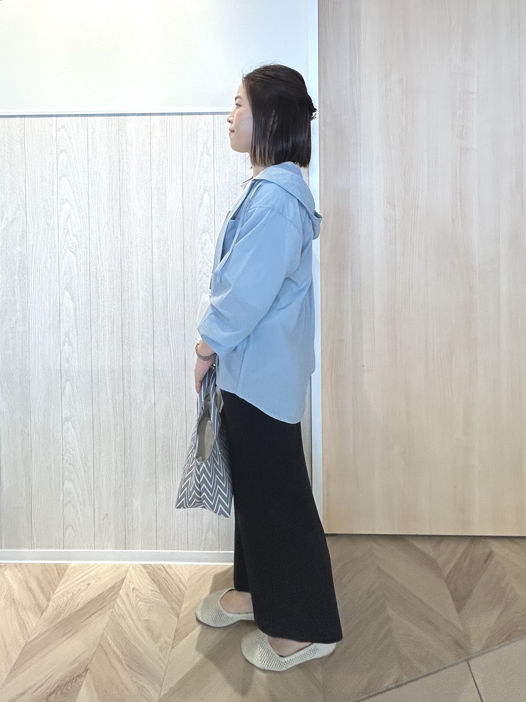 tomoさんの「SHOO･LA･RUE｜【通気性〇/洗濯機可/S-LL】UVカット機能付き ライトな着心地シャツパーカ」を使ったコーディネート