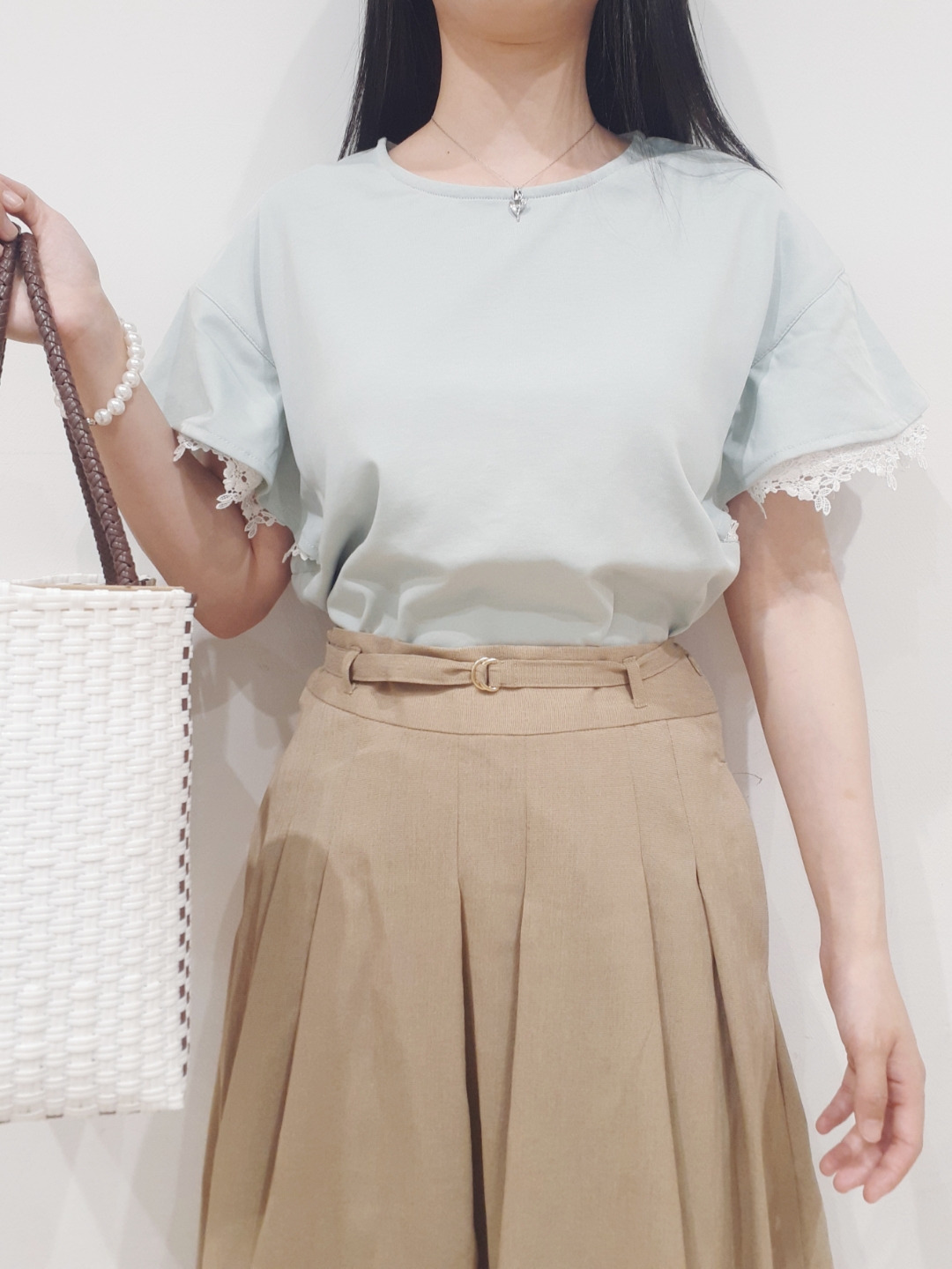 にこさんの「grove｜【二の腕カバー、UV】涼しく華やかに、レースレイヤードスリーブTシャツ」を使ったコーディネート