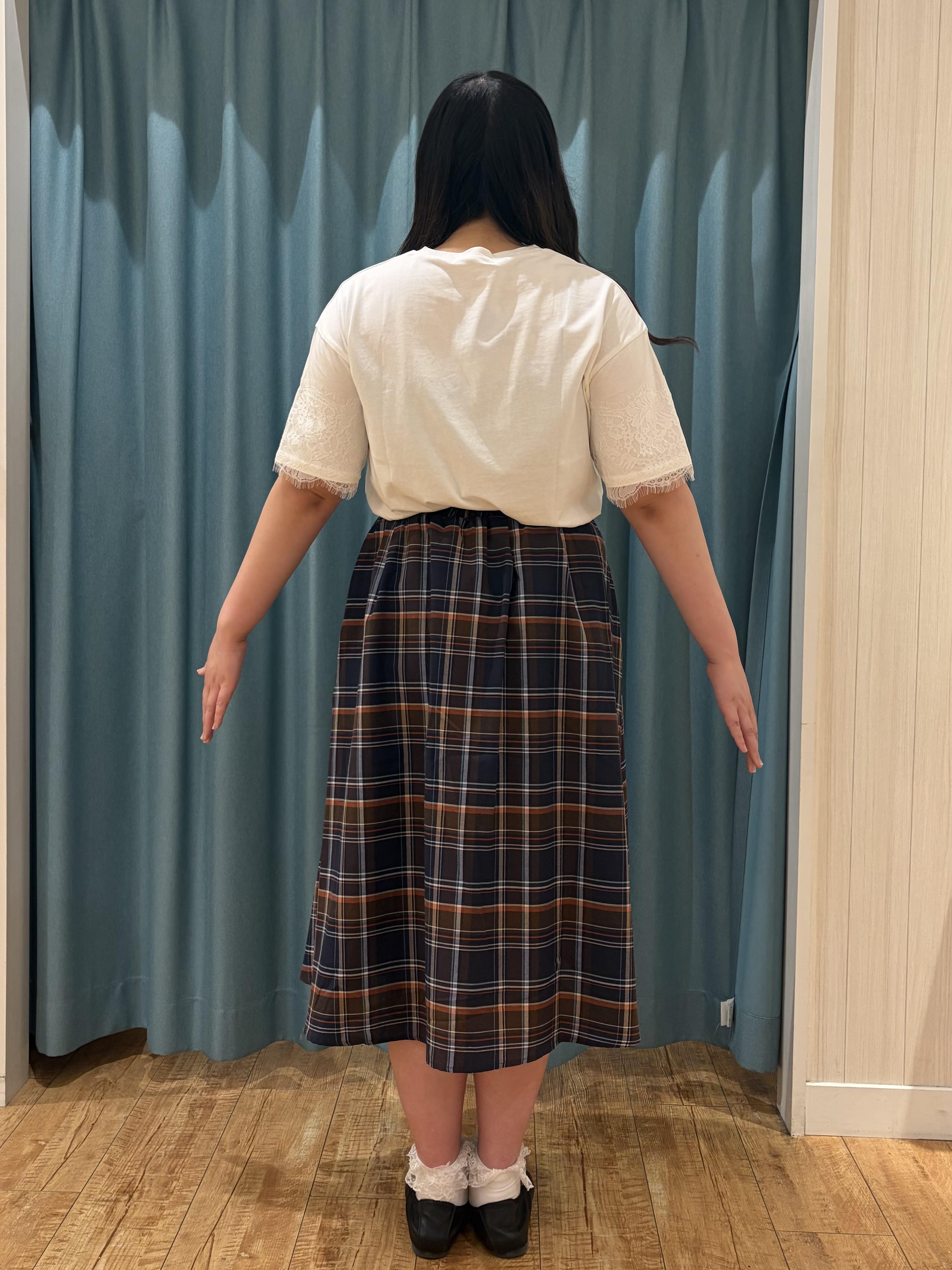 うりさんの「SHOO･LA･RUE｜【洗濯機可】レースデザインでこなれ見え ロゴプリントTシャツ」を使ったコーディネート