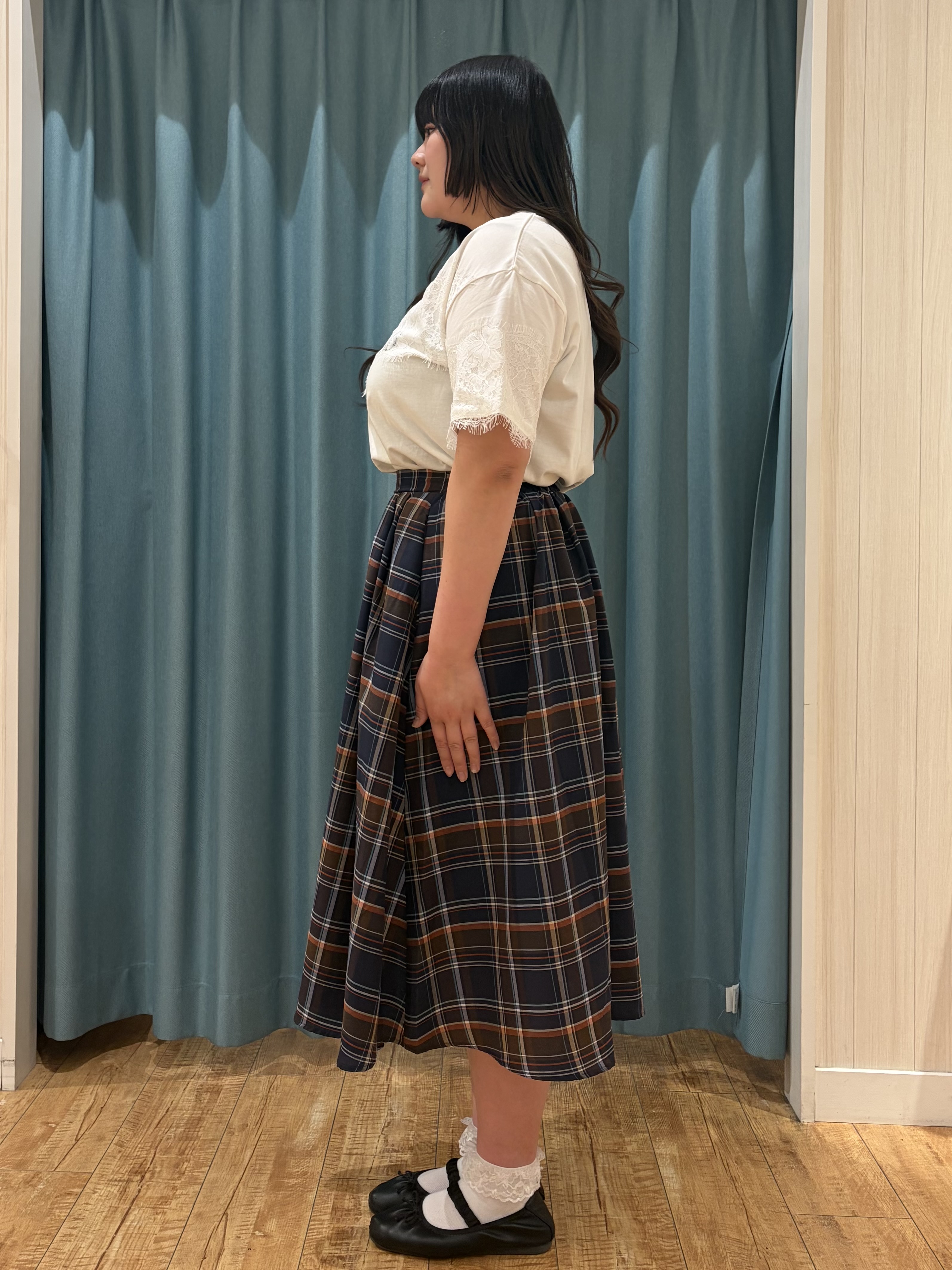 うりさんの「SHOO･LA･RUE｜【洗濯機可】レースデザインでこなれ見え ロゴプリントTシャツ」を使ったコーディネート