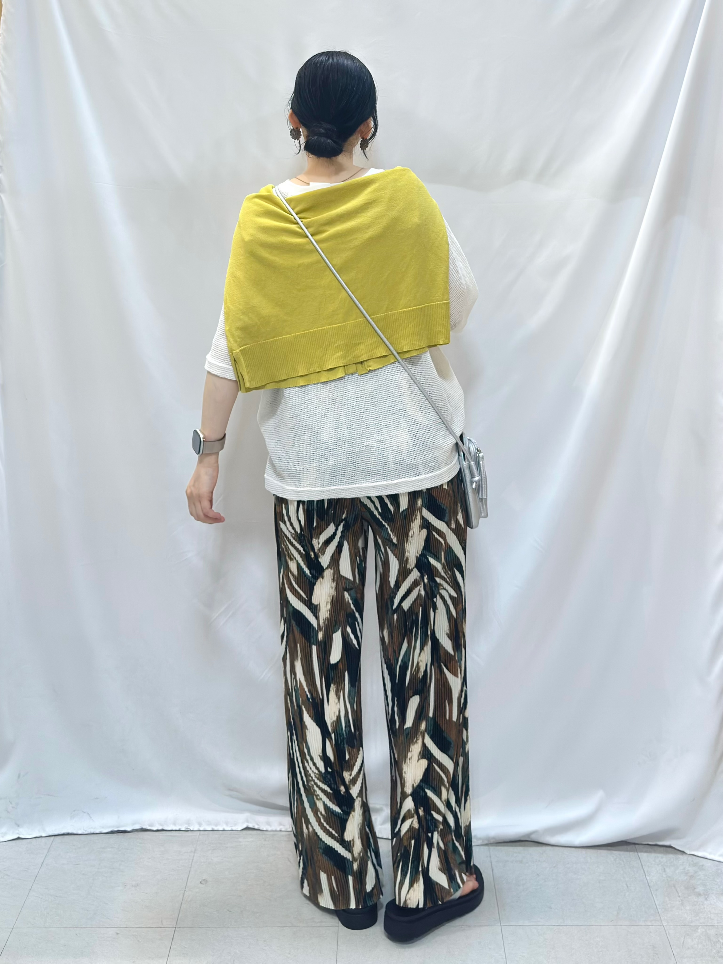 𝐇𝐢𝐫𝐨𝐦𝐢さんの「SHOO･LA･RUE｜【洗濯機可/UV】さらっとしたタッチが心地よい ショート丈 Vネックカーディガン」を使ったコーディネート