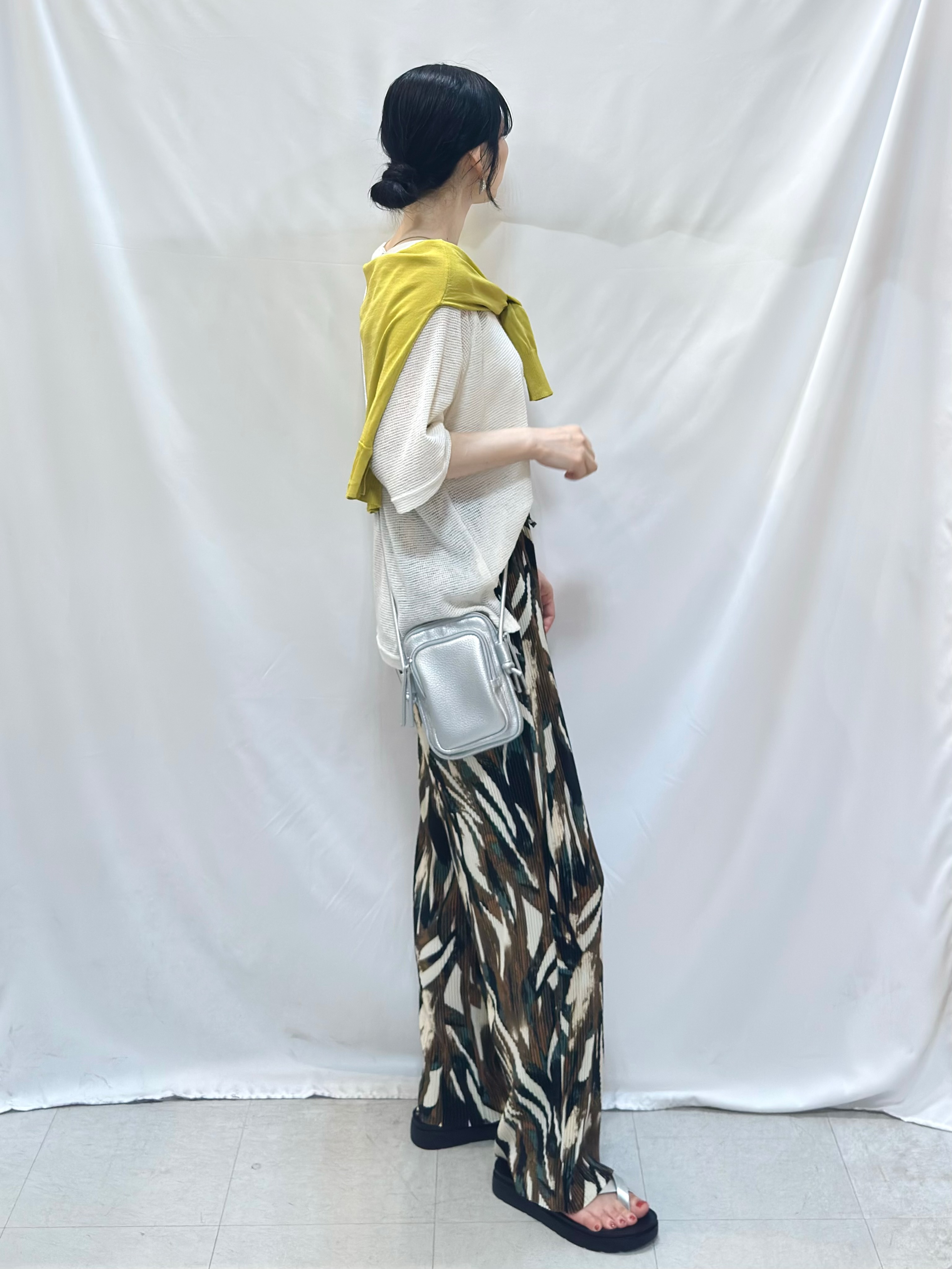 𝐇𝐢𝐫𝐨𝐦𝐢さんの「SHOO･LA･RUE｜【洗濯機可/UV】さらっとしたタッチが心地よい ショート丈 Vネックカーディガン」を使ったコーディネート