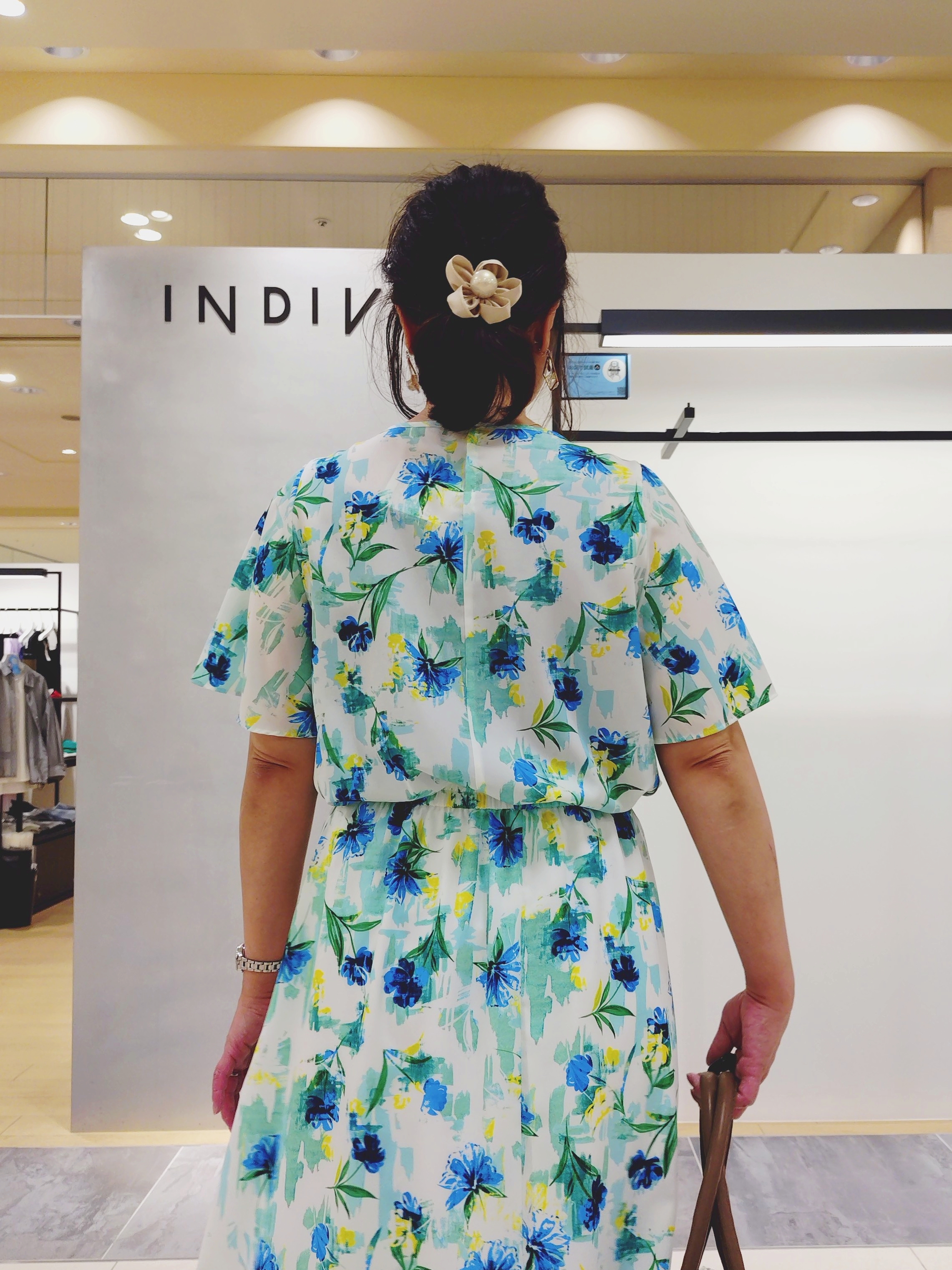 TOMOMIさんの「INDIVI｜【洗える／SETUP可能】アートフラワープリントスカート」を使ったコーディネート