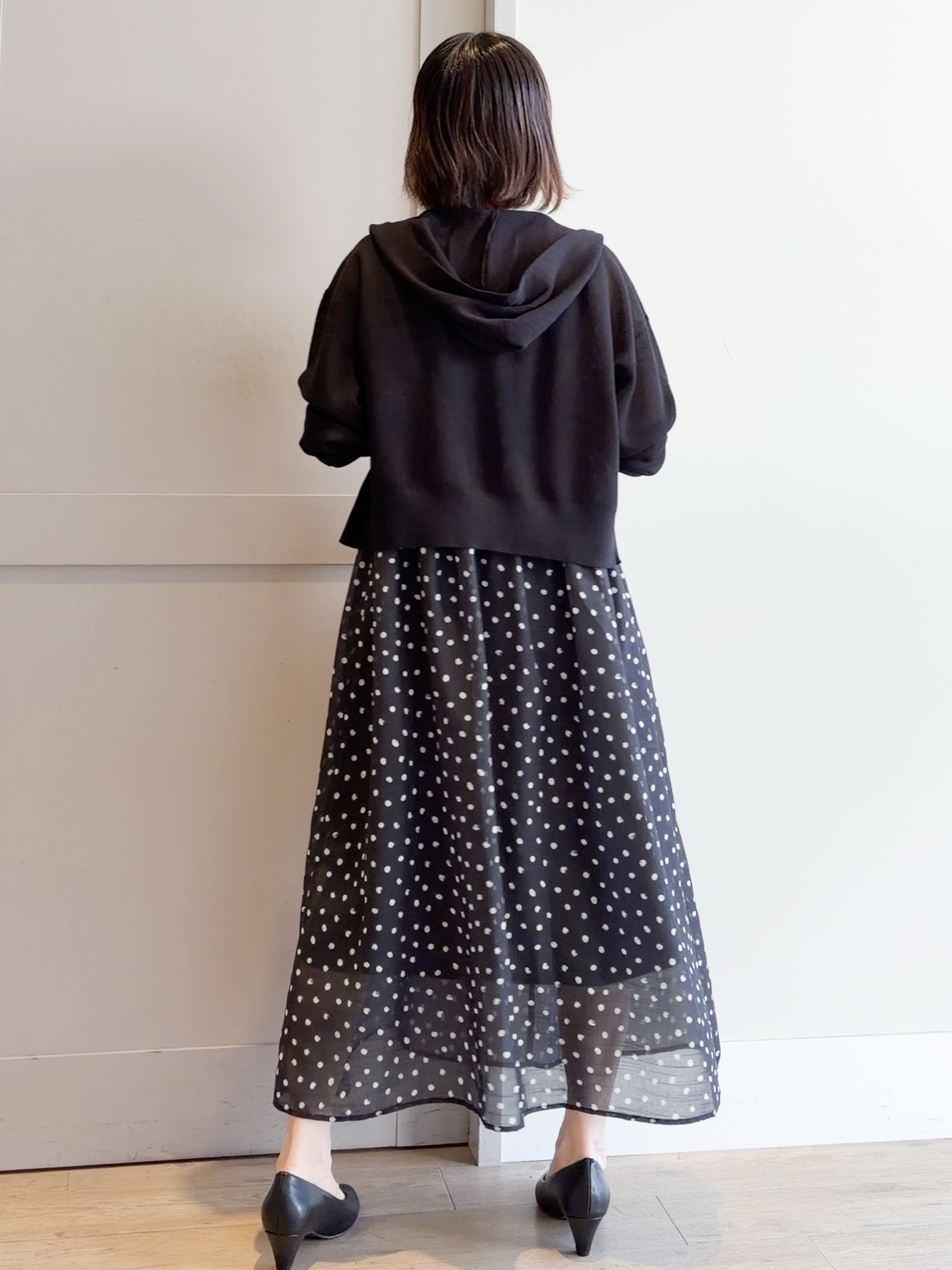 yamakoさんの「grove｜【洗濯機OK・UVカット】大人の抜け感、シアーニットフードパーカ」を使ったコーディネート