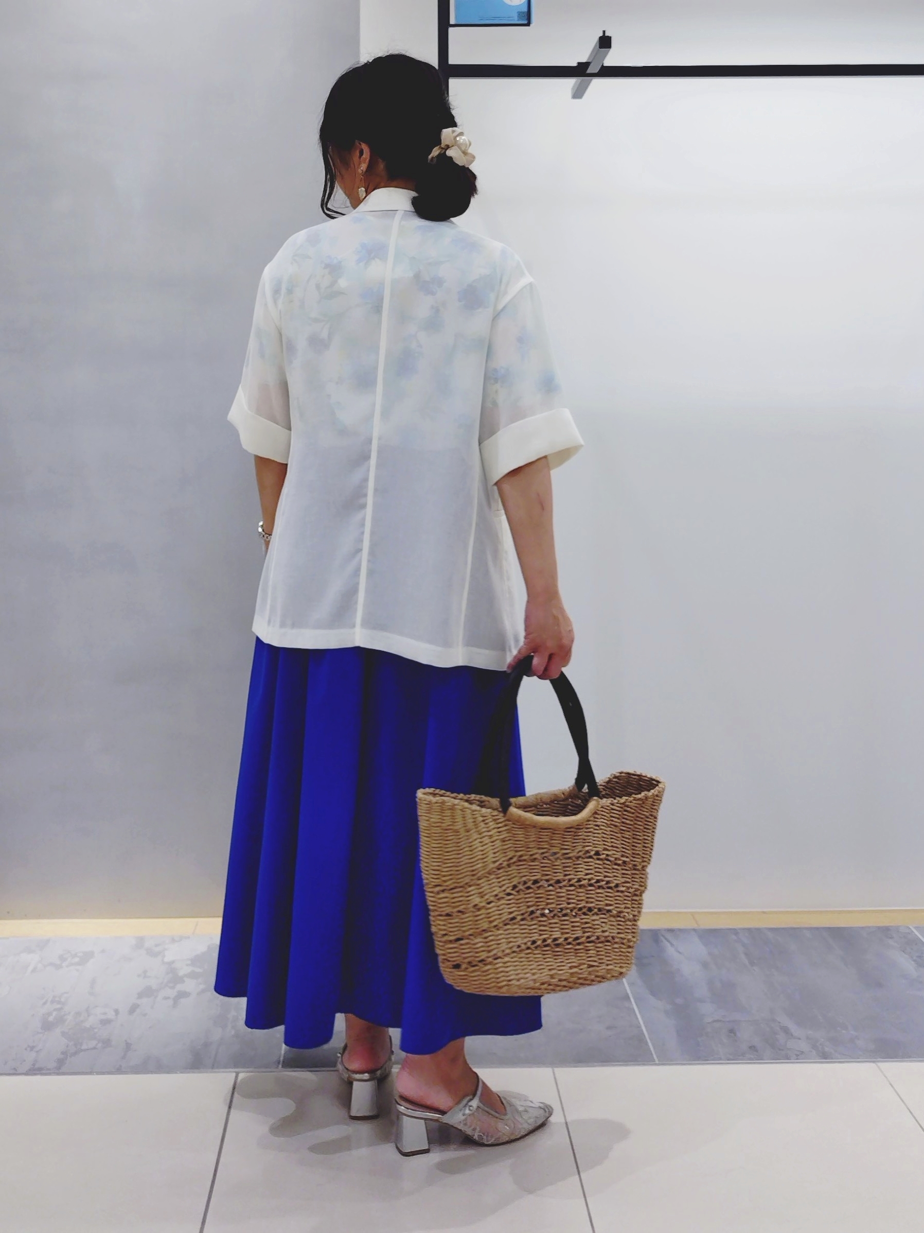 TOMOMIさんの「INDIVI｜【洗える／SETUP可能】アートフラワープリントブラウス」を使ったコーディネート