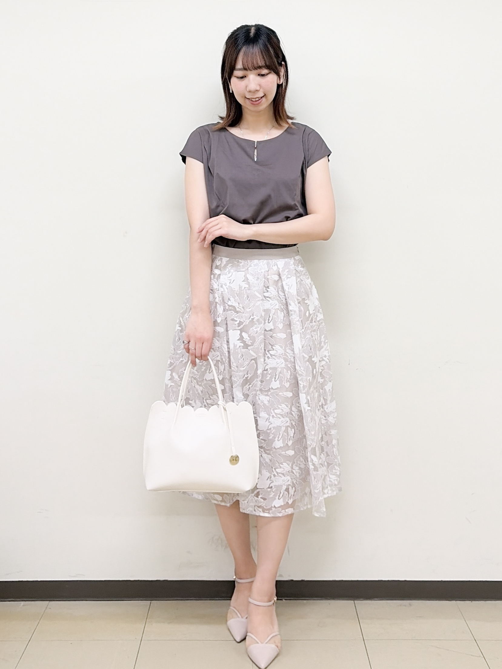 yurinaさんの「index｜【接触冷感】ビジューキーネックフレンチトップス《UVケア／洗濯機OK／XS～3L／8col》」を使ったコーディネート