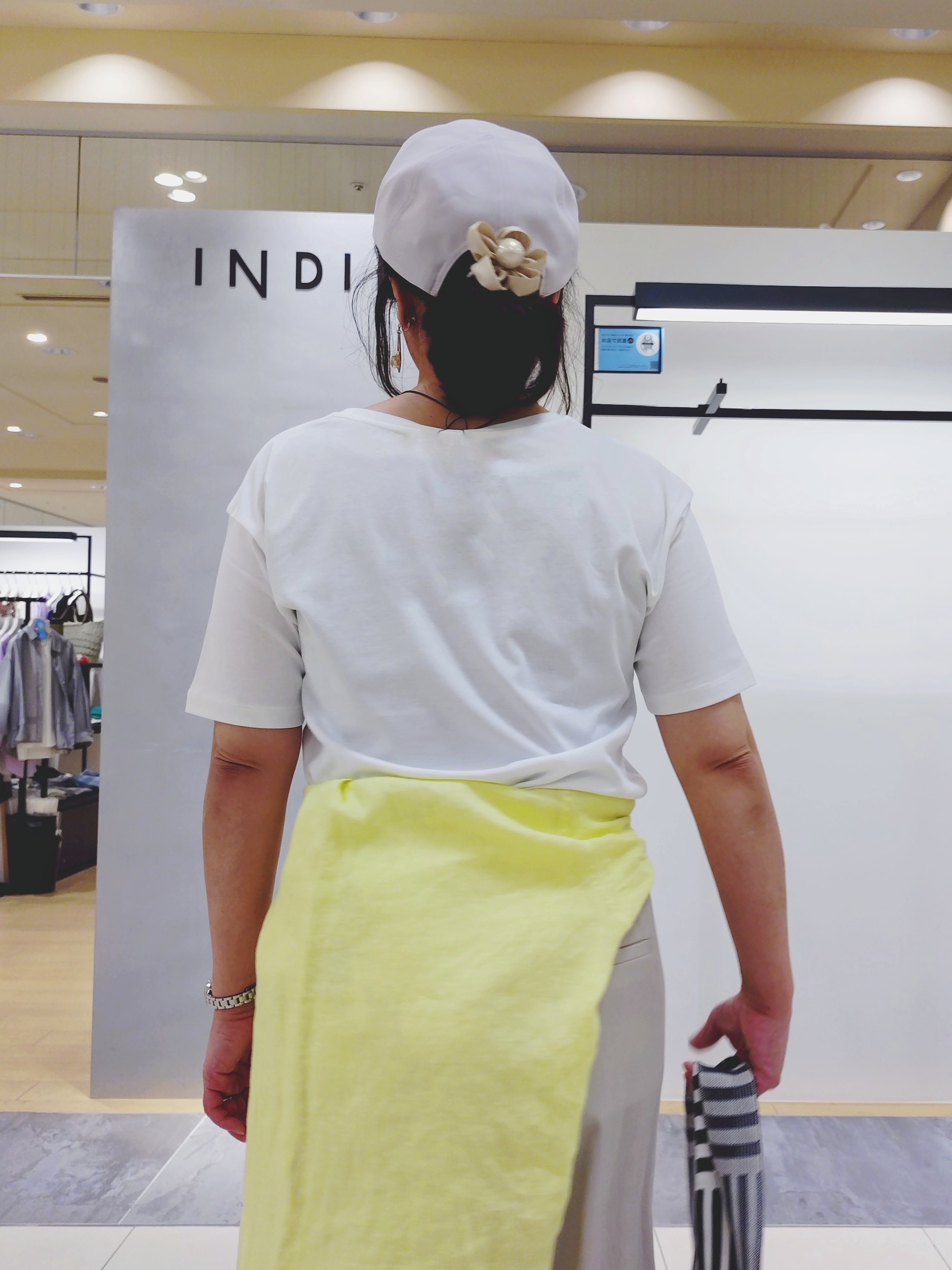 TOMOMIさんの「INDIVI｜【接触冷感／2WAY】カシュクールリネンシャツ」を使ったコーディネート