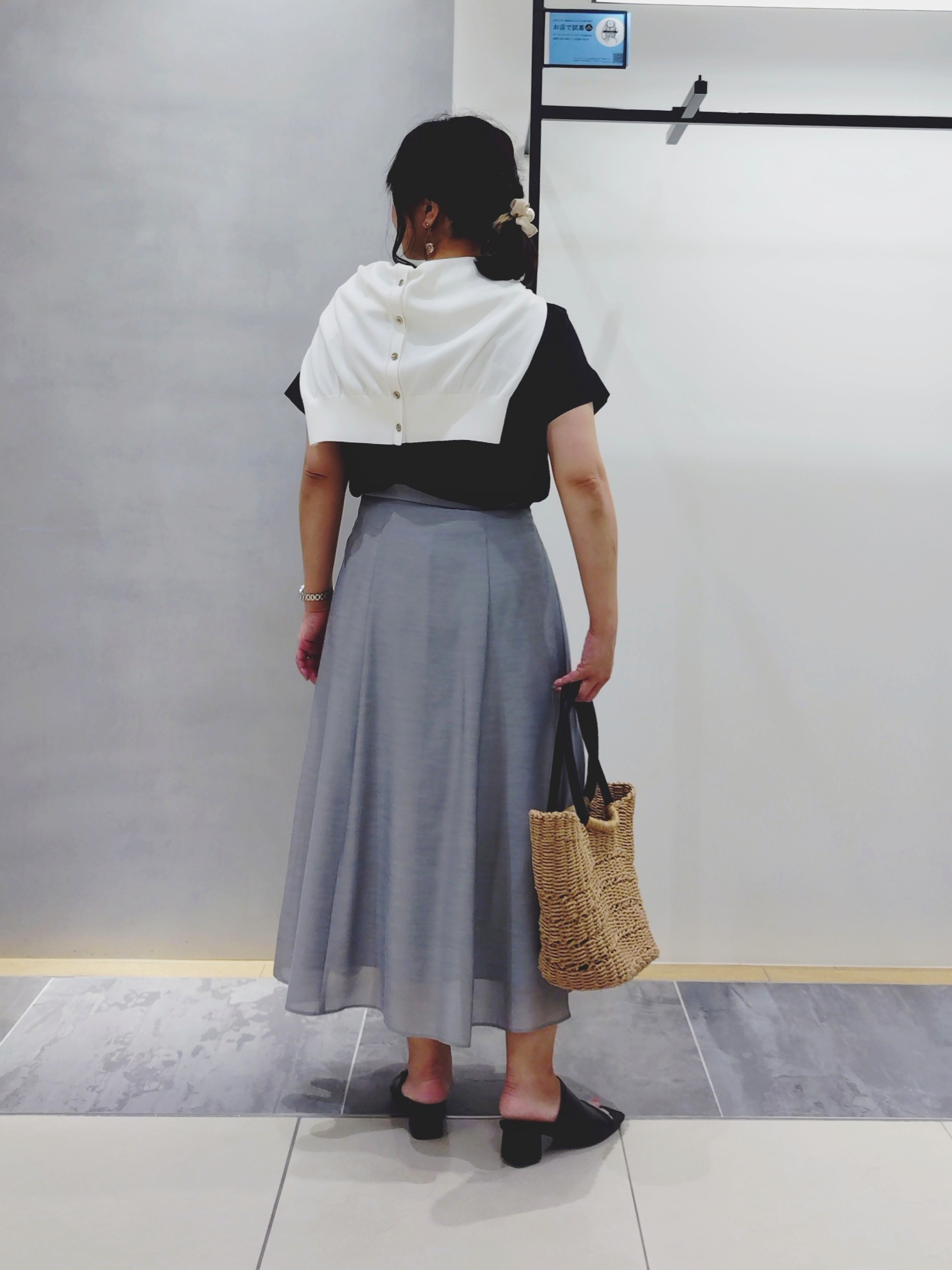 TOMOMIさんの「INDIVI｜【接触冷感／洗える／SETUP可能】シアーシャンブレータックフレアスカート」を使ったコーディネート