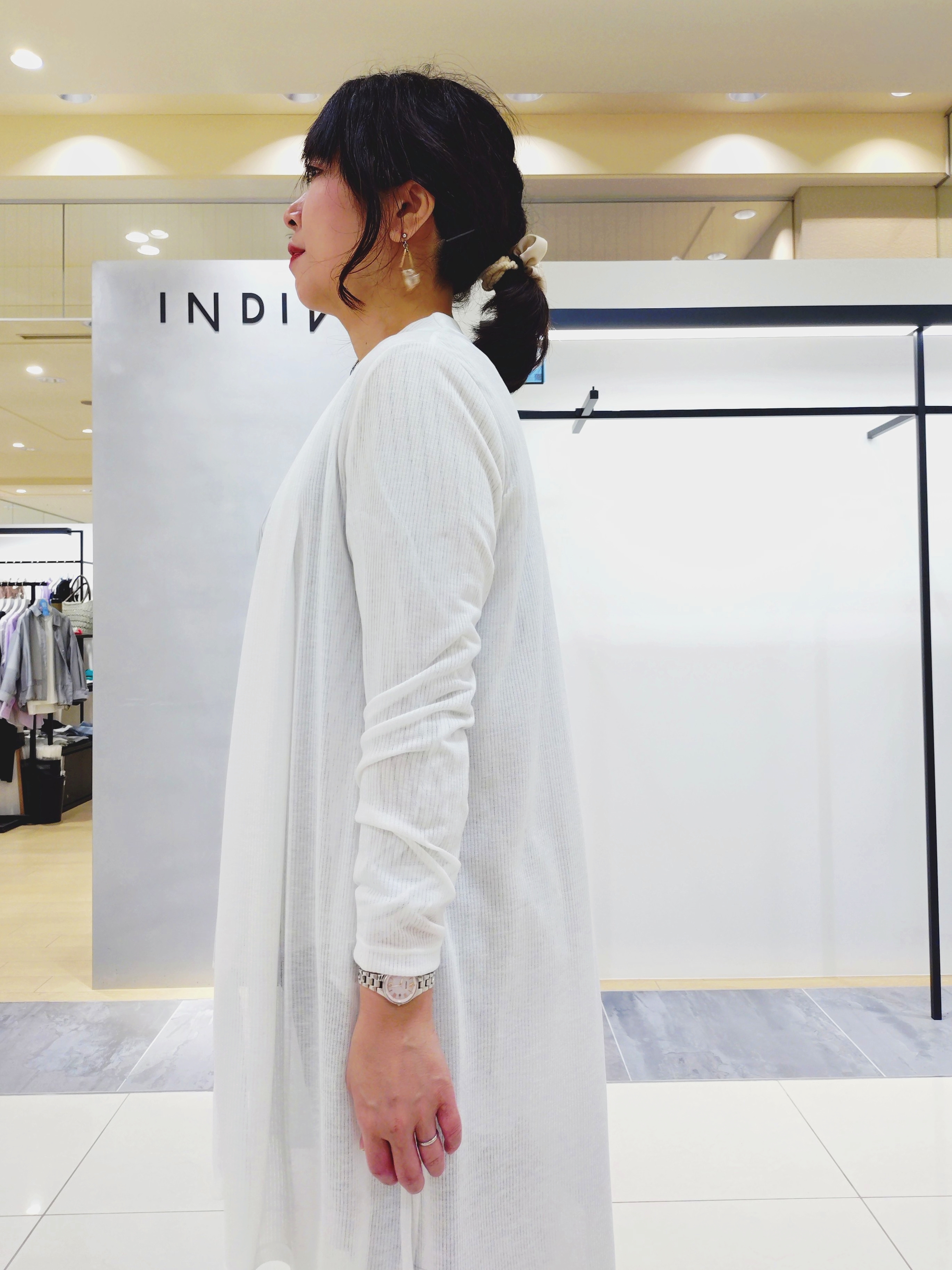 TOMOMIさんの「INDIVI｜【洗える／アンサンブル可能】シアーストライプカーディガン」を使ったコーディネート