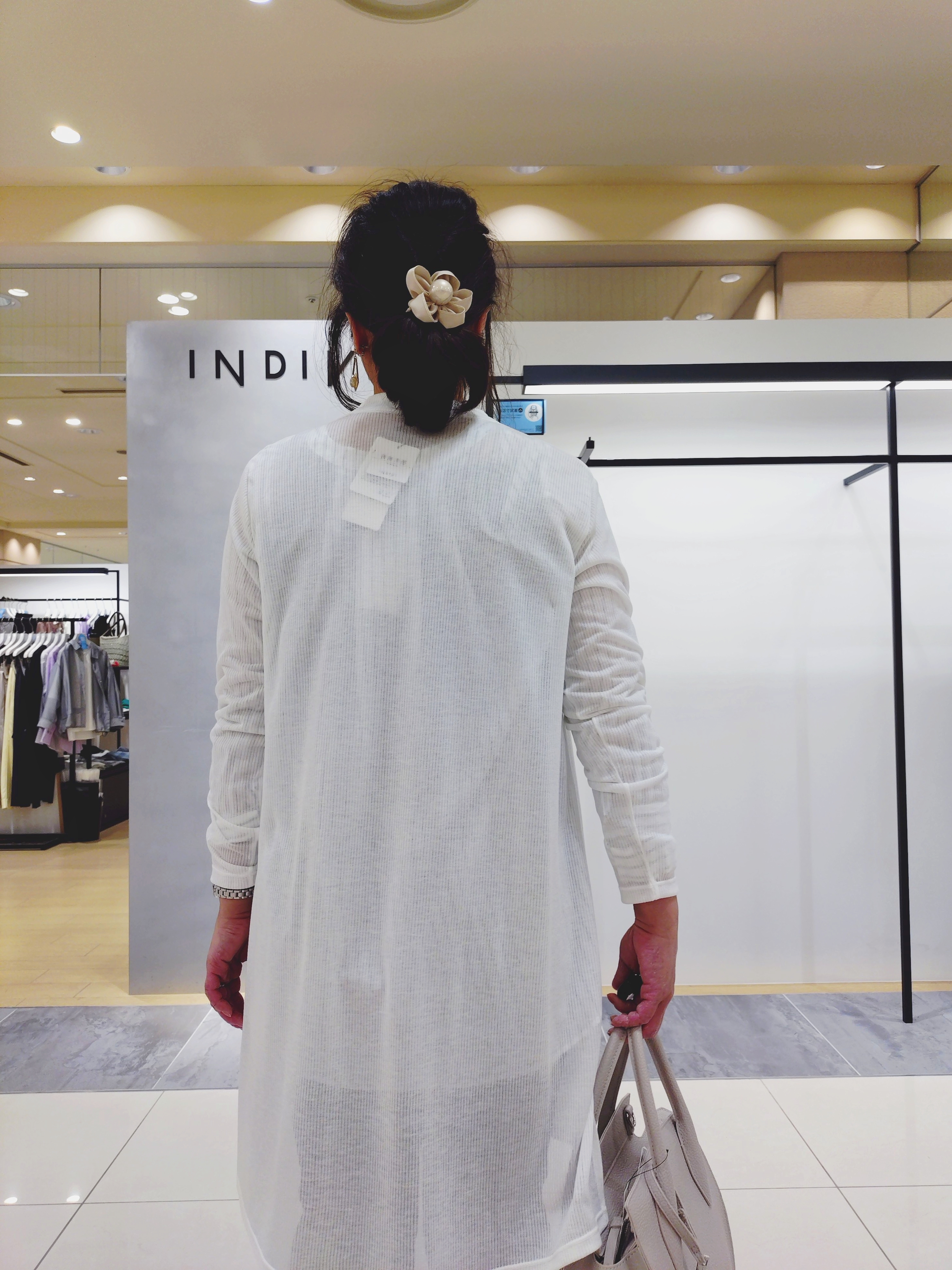 TOMOMIさんの「INDIVI｜【洗える／アンサンブル可能】シアーストライプカーディガン」を使ったコーディネート