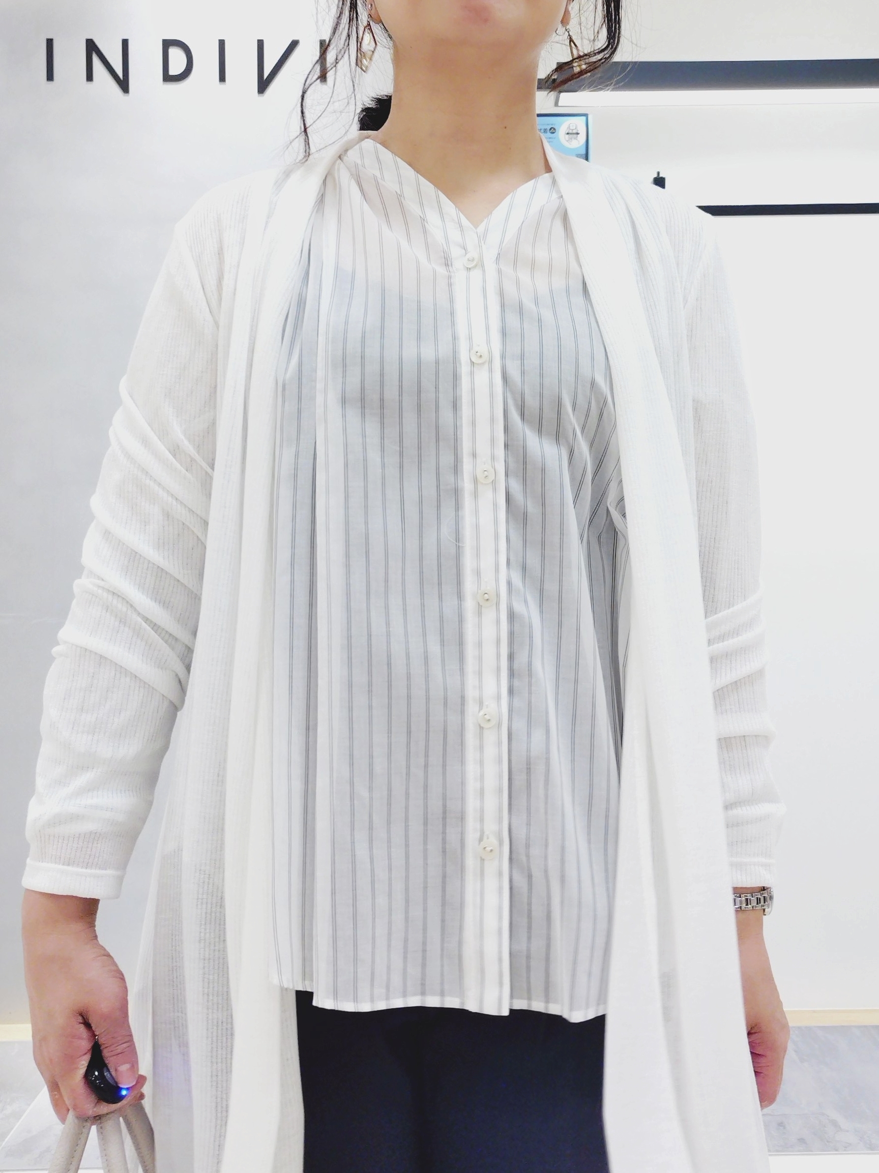 TOMOMIさんの「INDIVI｜【洗える／アンサンブル可能】シアーストライプカーディガン」を使ったコーディネート