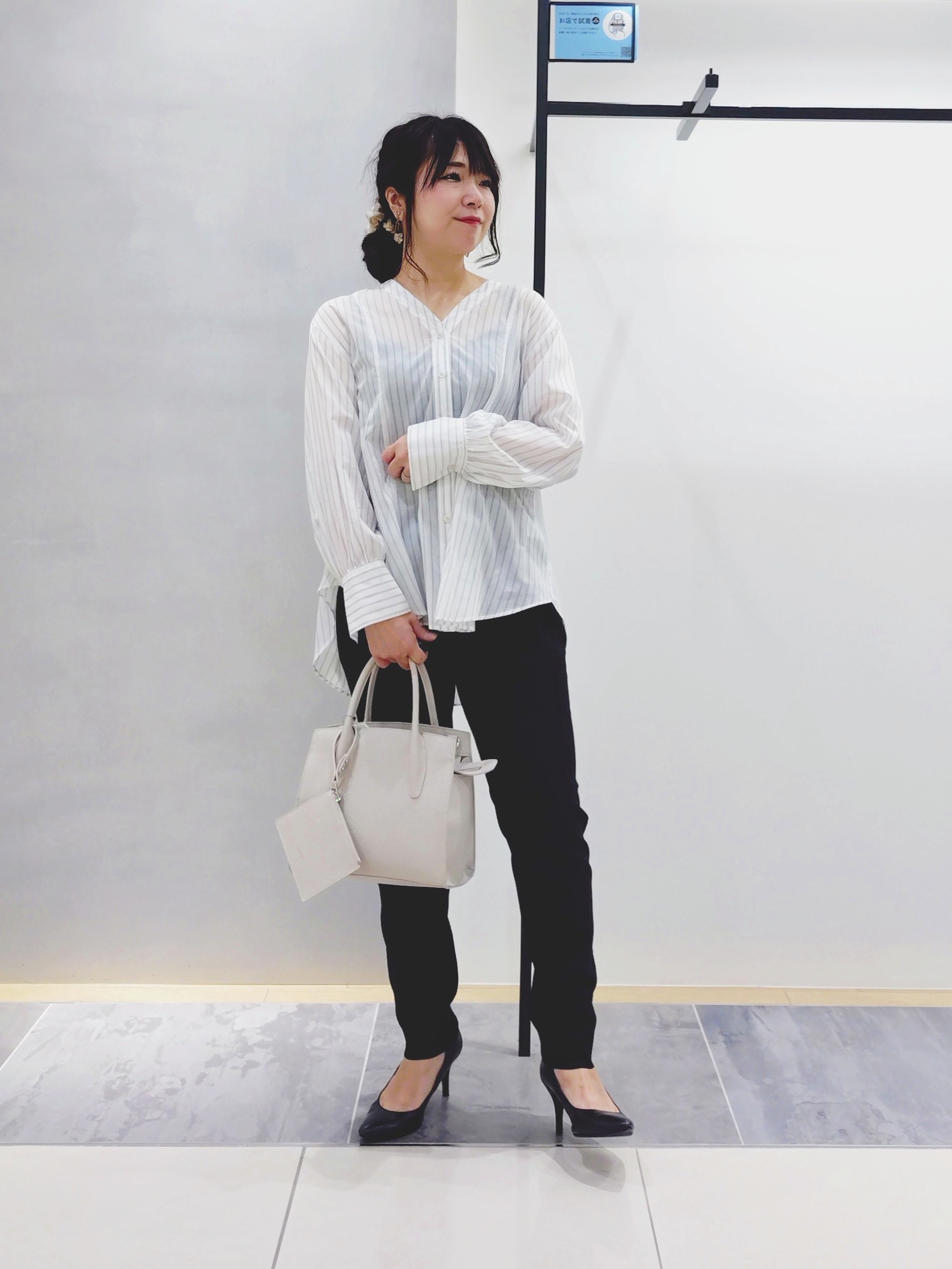 TOMOMIさんの「INDIVI｜【洗える／アンサンブル可能】シアーストライプカーディガン」を使ったコーディネート