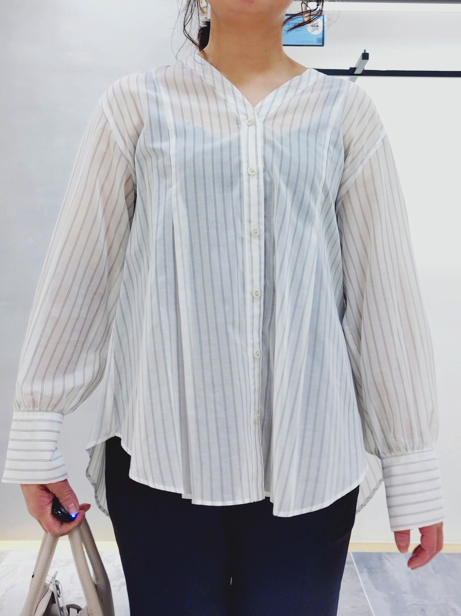 TOMOMIさんの「INDIVI｜【洗える／アンサンブル可能】シアーストライプカーディガン」を使ったコーディネート