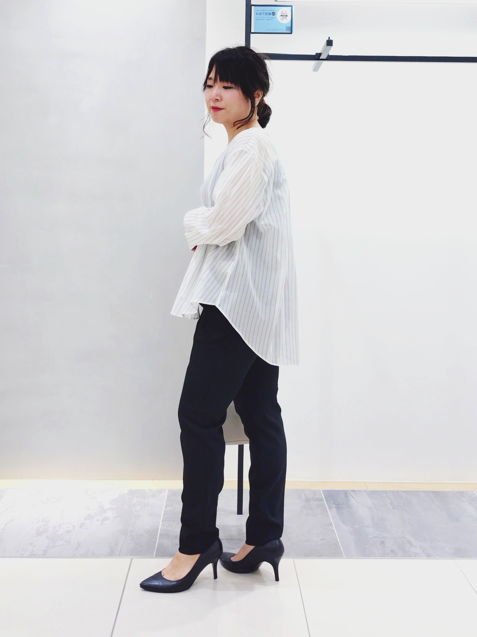 TOMOMIさんの「INDIVI｜【洗える／アンサンブル可能】シアーストライプカーディガン」を使ったコーディネート