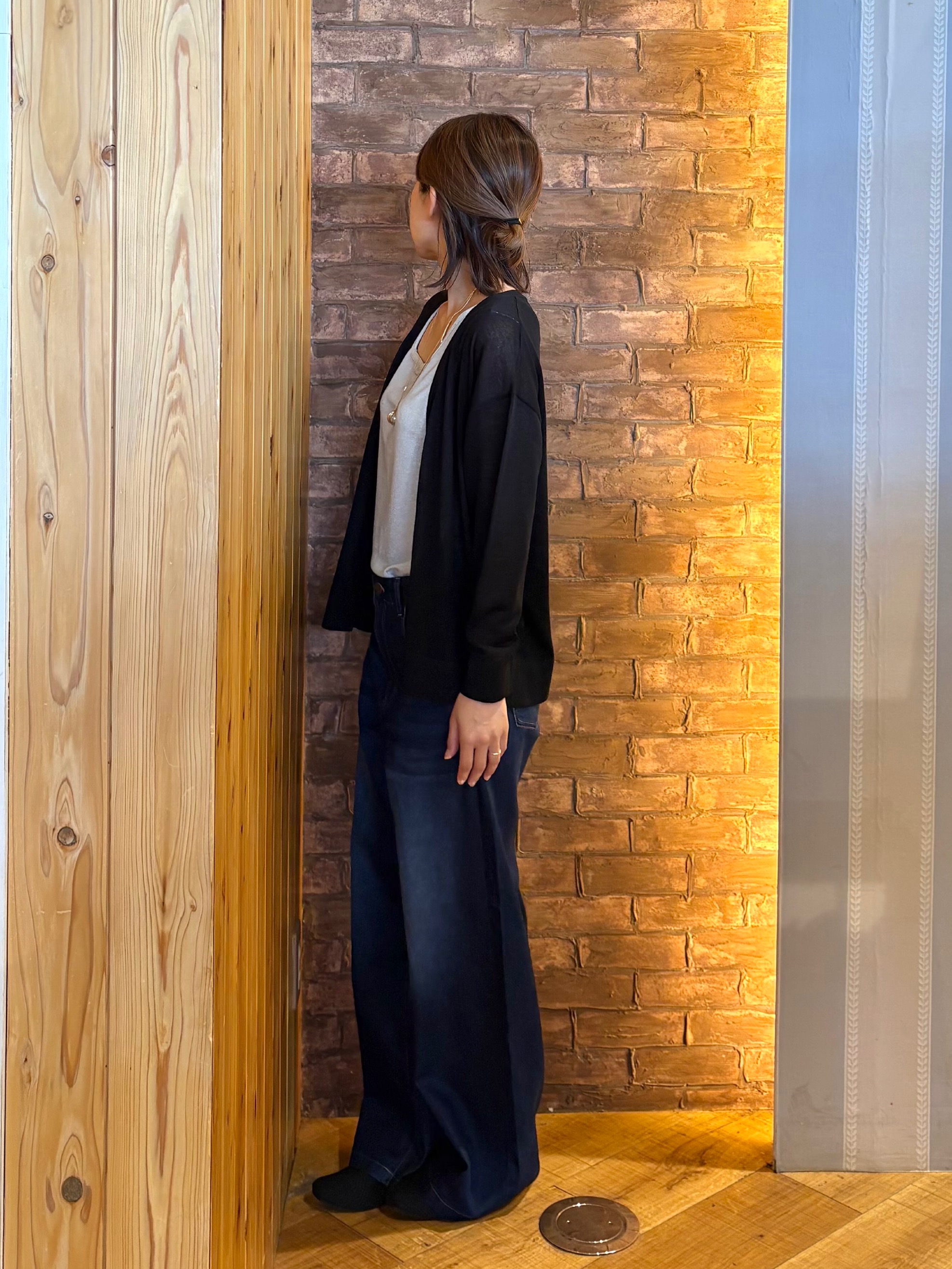 mieさんの「SHOO･LA･RUE｜【洗濯機可/S-LL】オンにもオフにも マルチに使えるボタンレスカーディガン」を使ったコーディネート