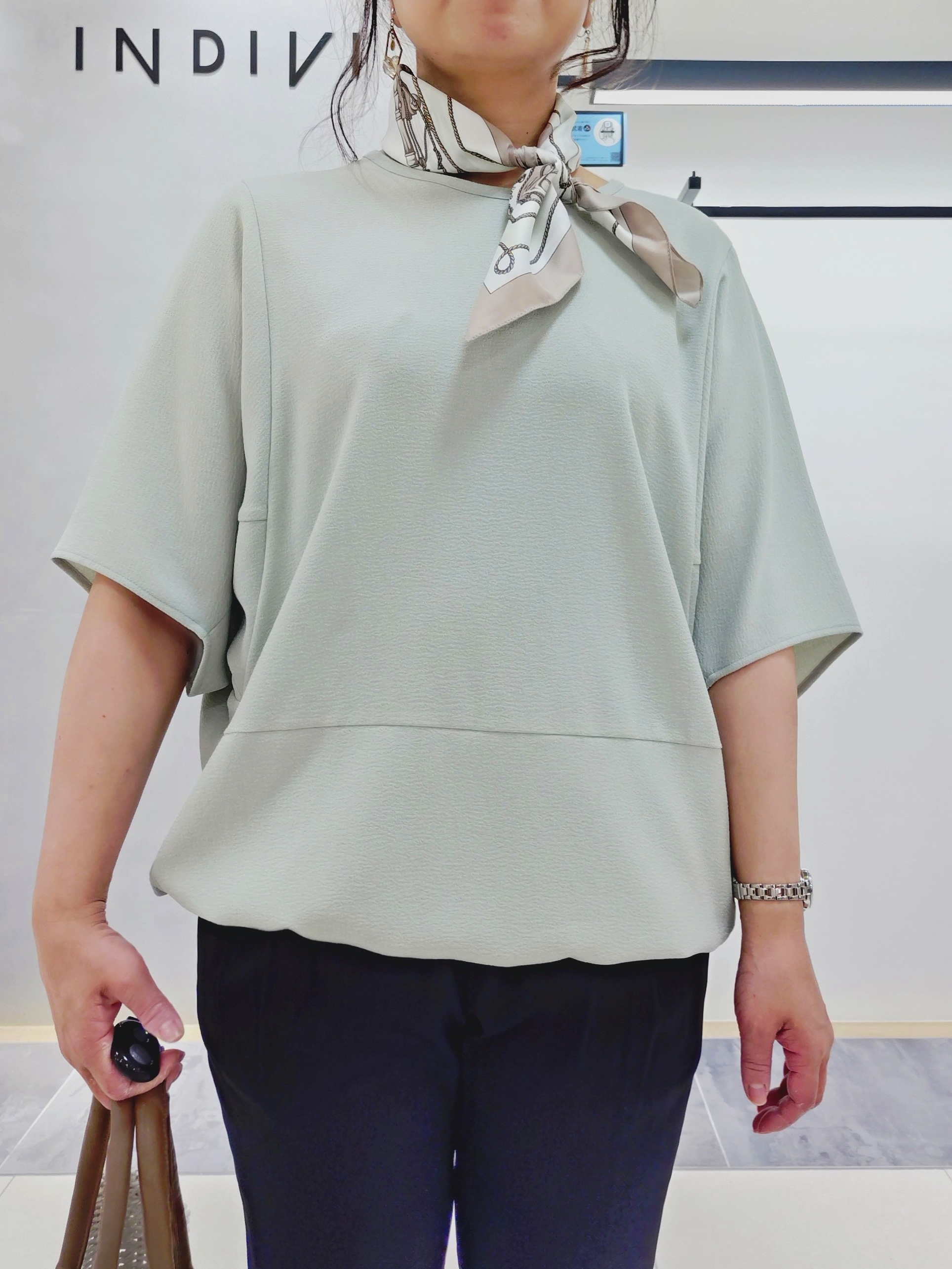TOMOMIさんの「INDIVI｜【洗える／2WAY／裾ドロスト付き】 ドルマンスリーブチュニックトップス」を使ったコーディネート