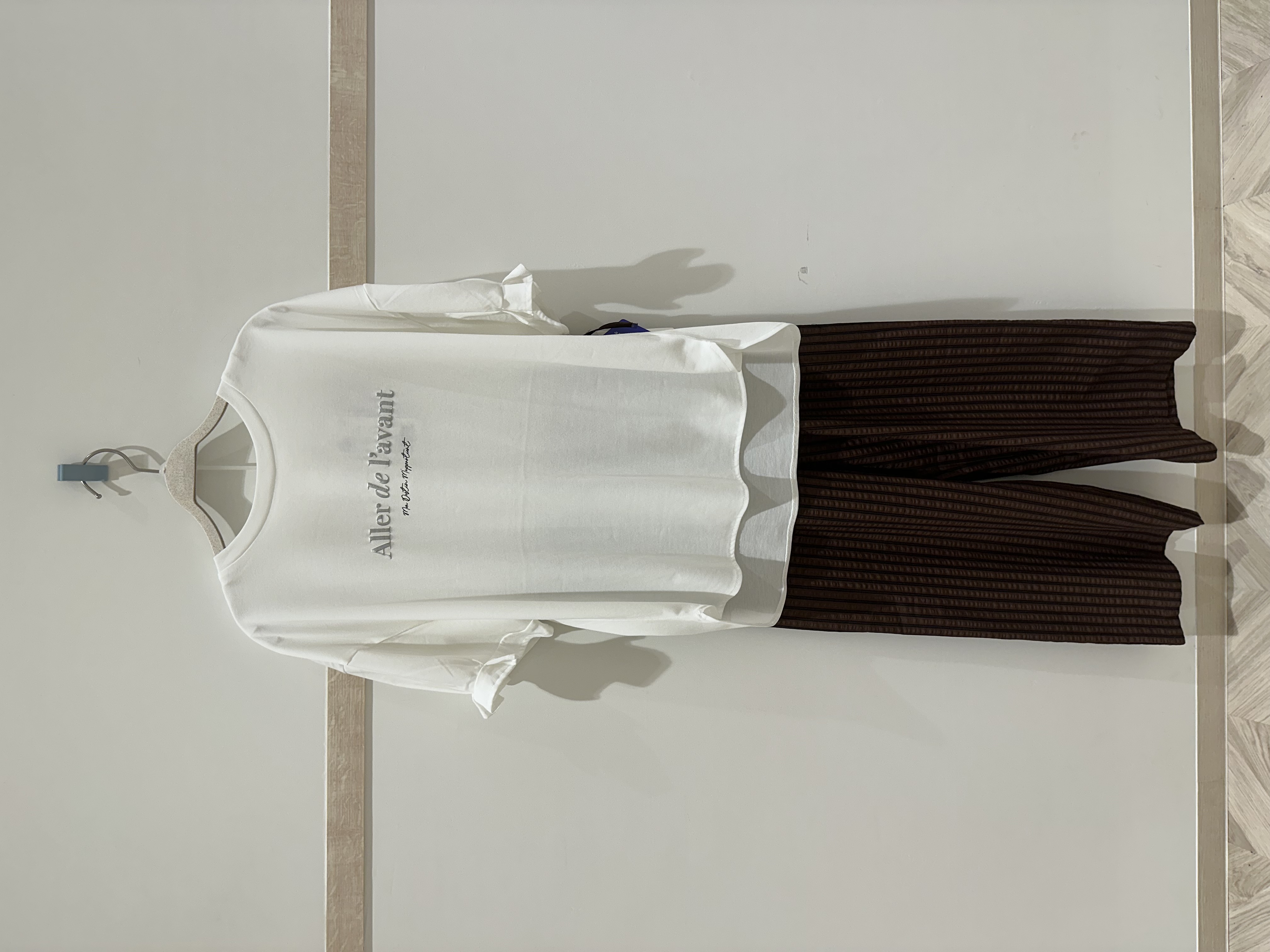 HAKUMAIさんの「SHOO･LA･RUE｜【ひんやり/UV/S-LL】お袖ふんわり二の腕カバー ぷっくりラメプリントTシャツ」を使ったコーディネート