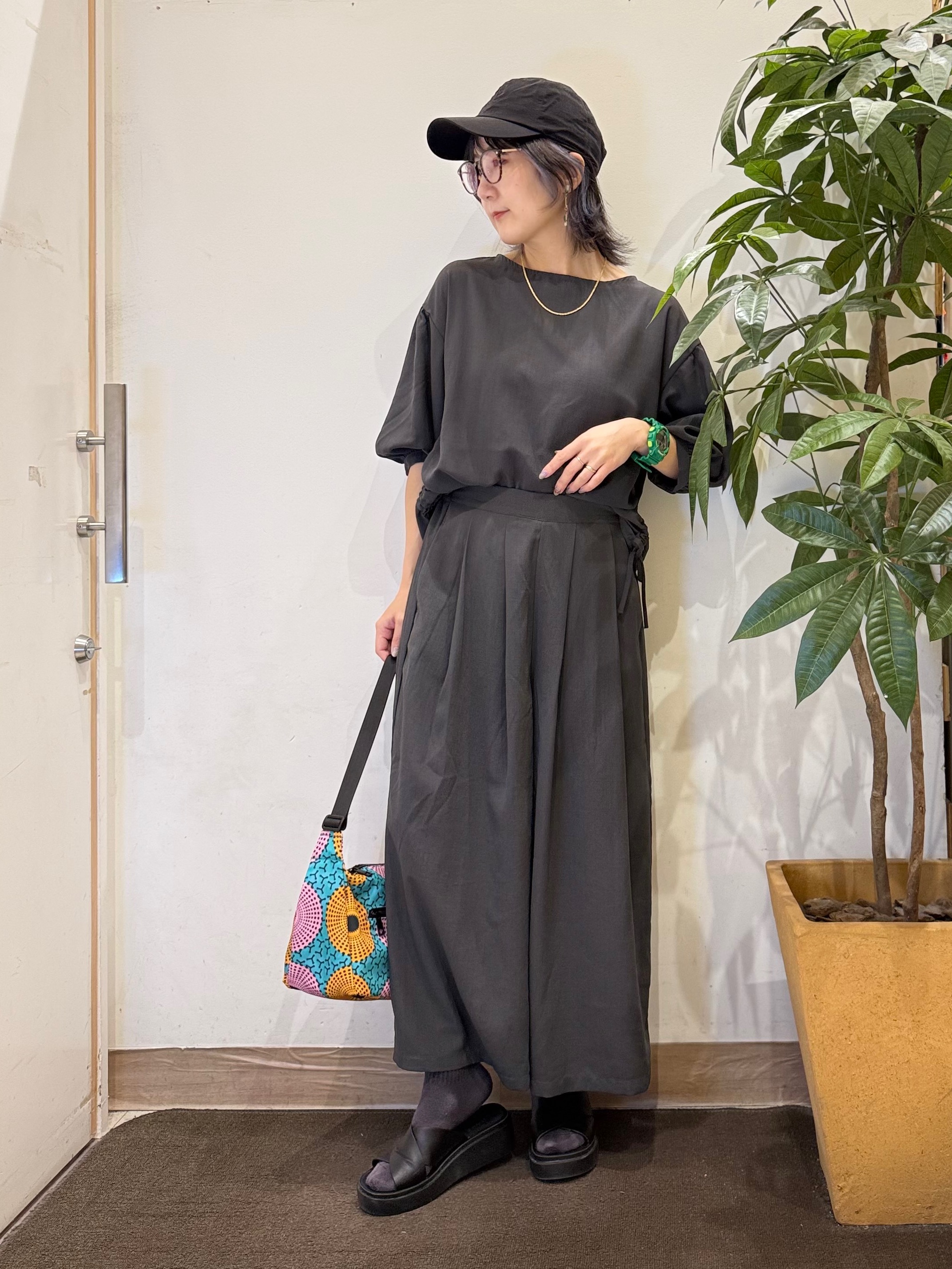 misakiさんの「SHOO･LA･RUE｜【セットアップ可/S-LL/洗濯機可】体型カバーも叶う さらり麻調シャーリングブラウス」を使ったコーディネート