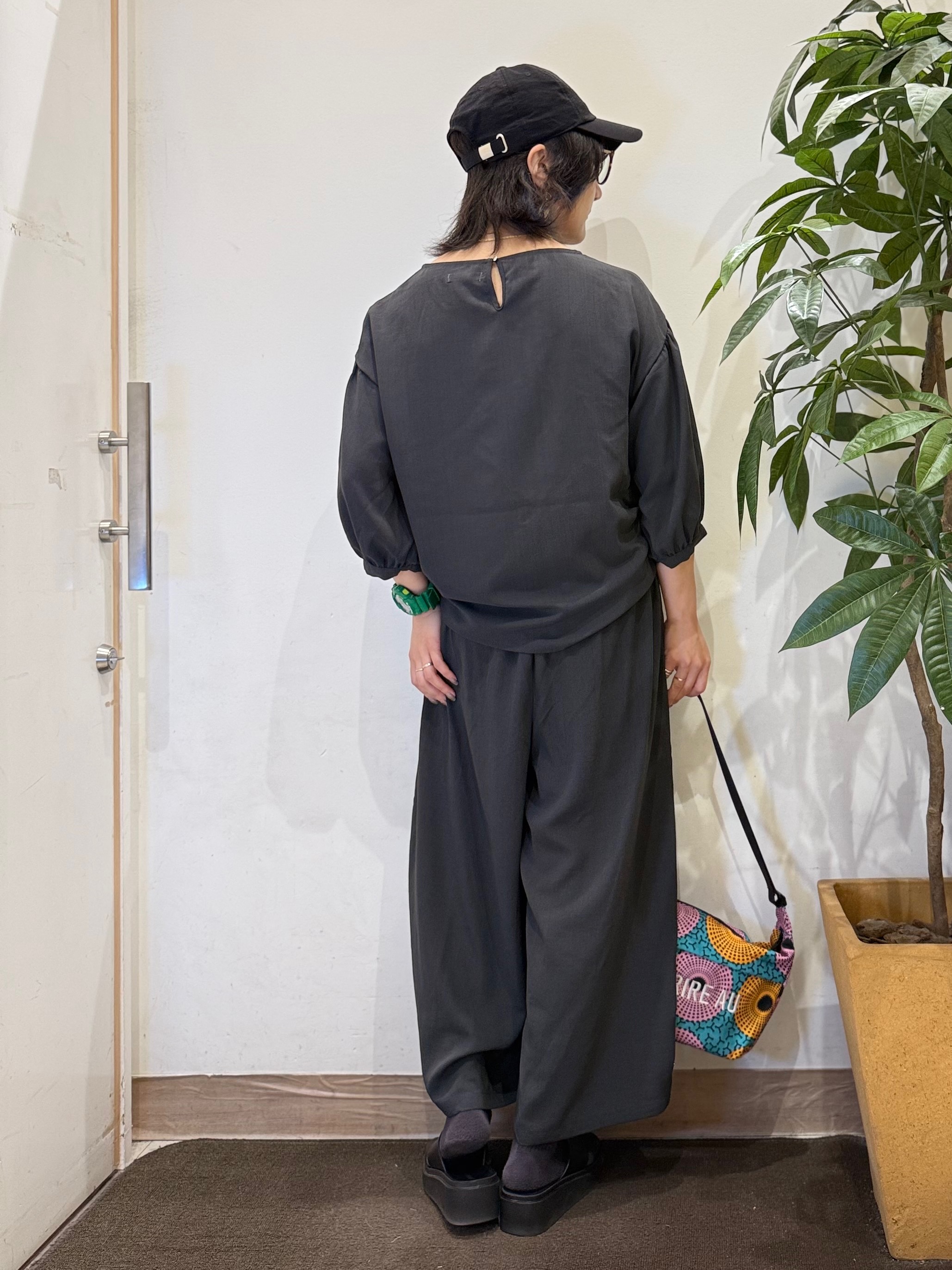 misakiさんの「SHOO･LA･RUE｜【セットアップ可/S-LL/洗濯機可】体型カバーも叶う さらり麻調シャーリングブラウス」を使ったコーディネート