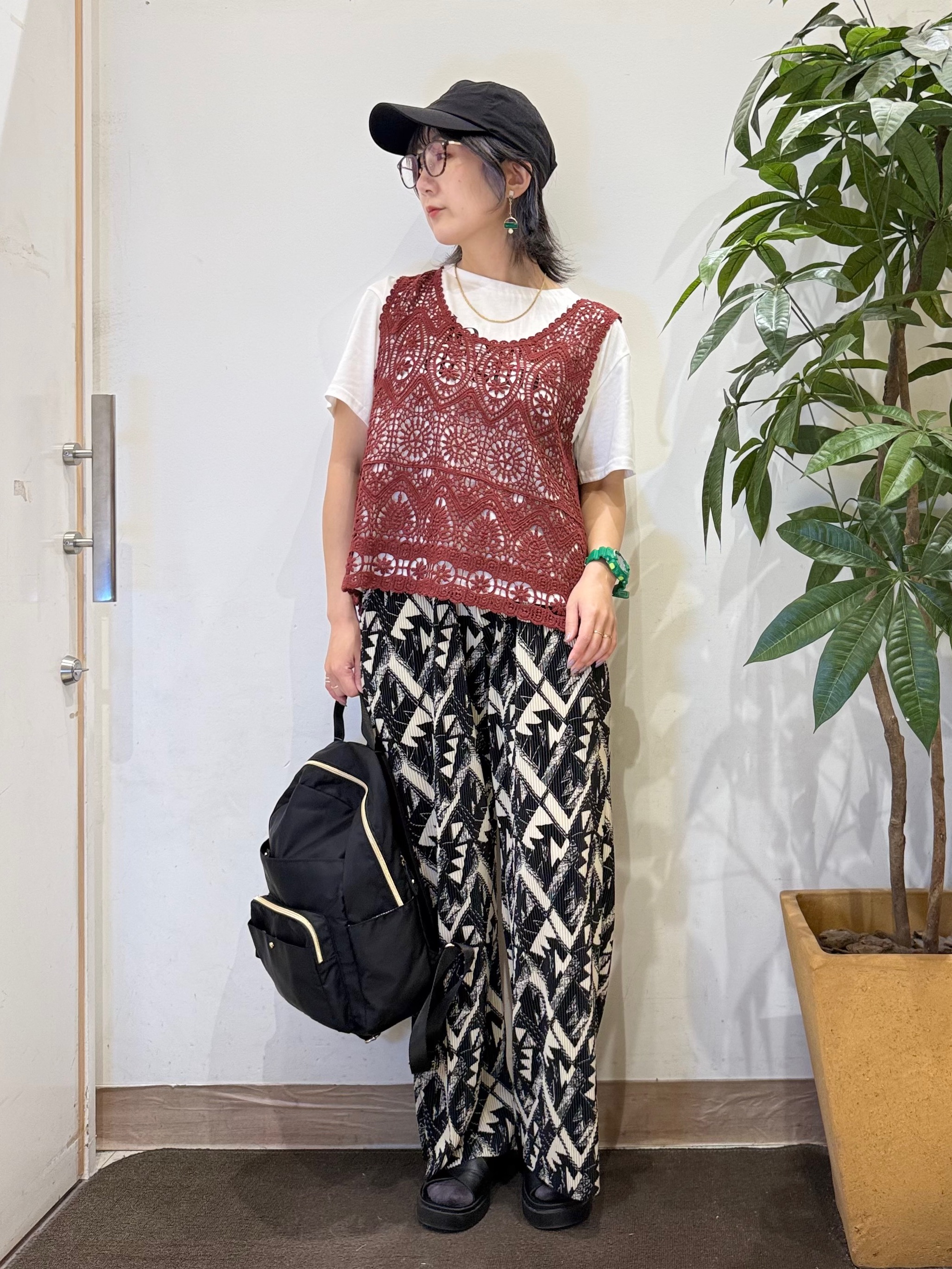 misakiさんの「SHOO･LA･RUE｜【2点セット/S-LL】透かしクロシェ編みベスト＋ロゴT 大人の涼やかセット」を使ったコーディネート