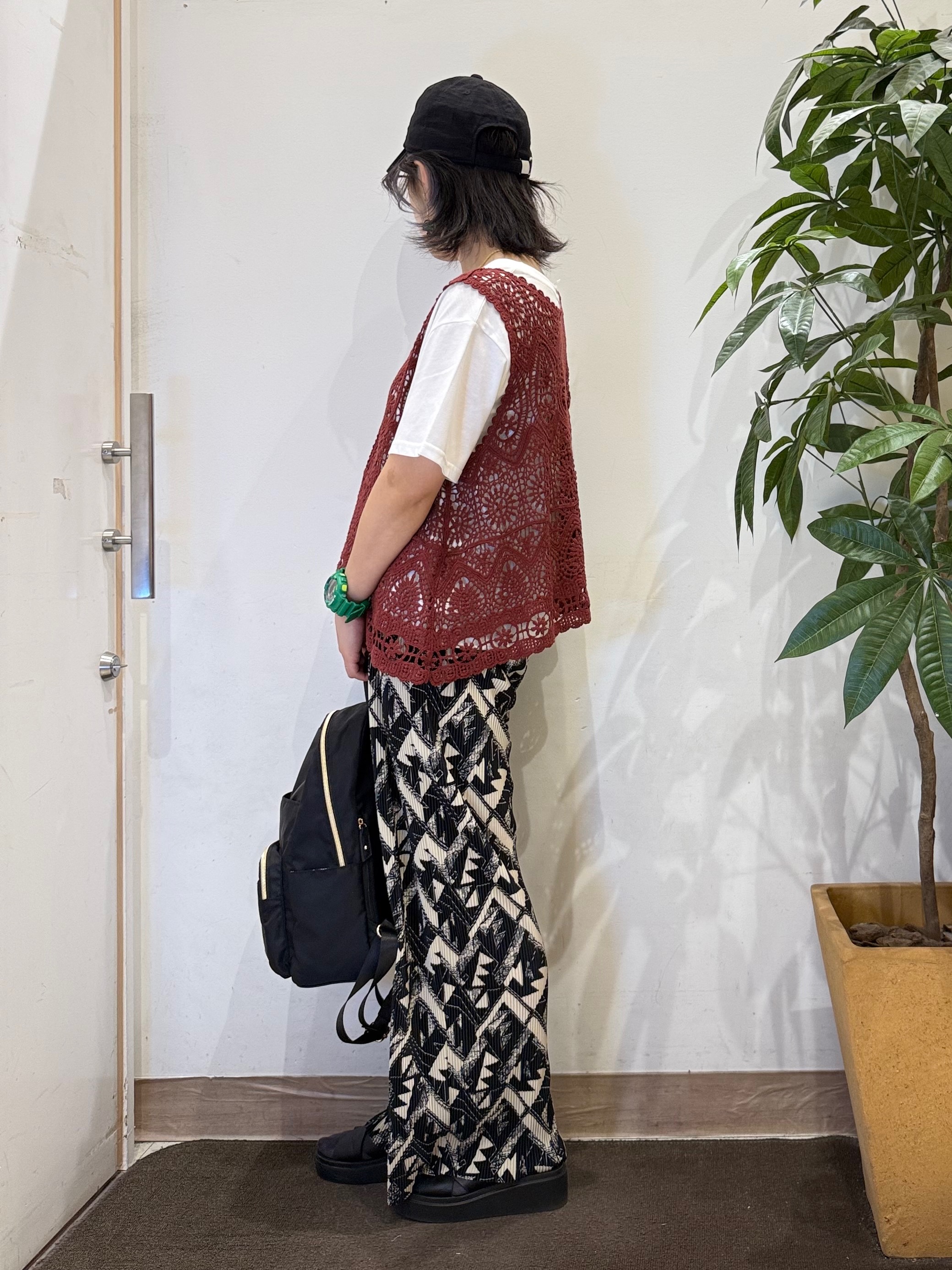 misakiさんの「SHOO･LA･RUE｜【2点セット/S-LL】透かしクロシェ編みベスト＋ロゴT 大人の涼やかセット」を使ったコーディネート