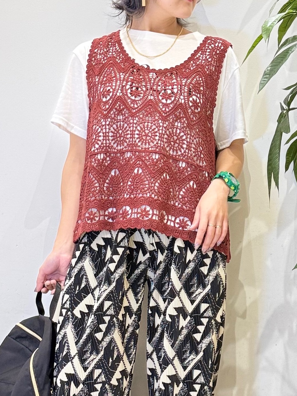 misakiさんの「SHOO･LA･RUE｜【2点セット/S-LL】透かしクロシェ編みベスト＋ロゴT 大人の涼やかセット」を使ったコーディネート