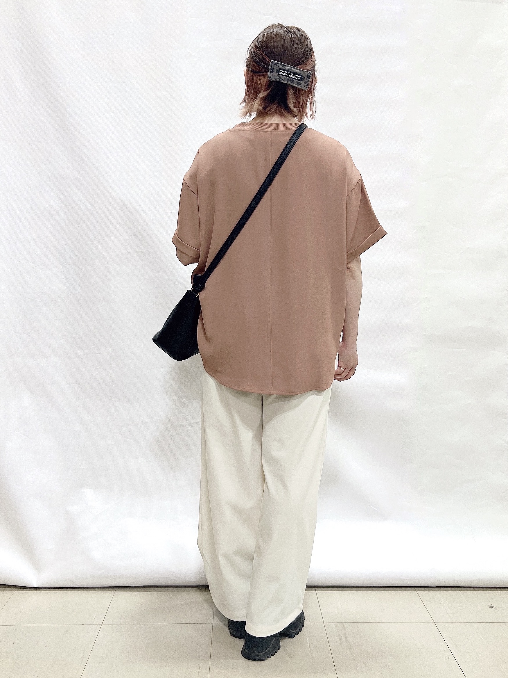YUIさんの「SHOO･LA･RUE｜【UV/S-LL/セットアップ可】やみつきになる肌触り さらさらぷるんトップス」を使ったコーディネート