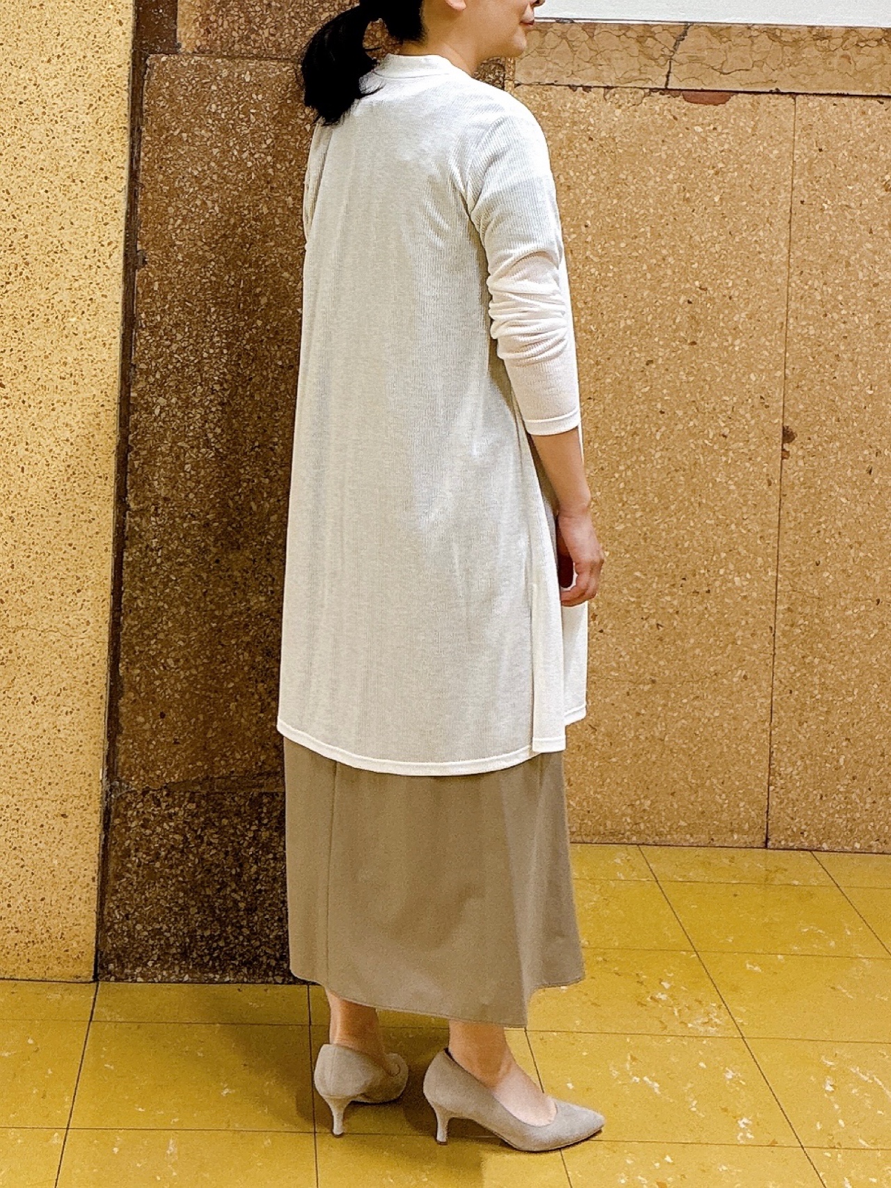 hattoriさんの「INDIVI｜【洗える／アンサンブル可能】シアーストライプカーディガン」を使ったコーディネート