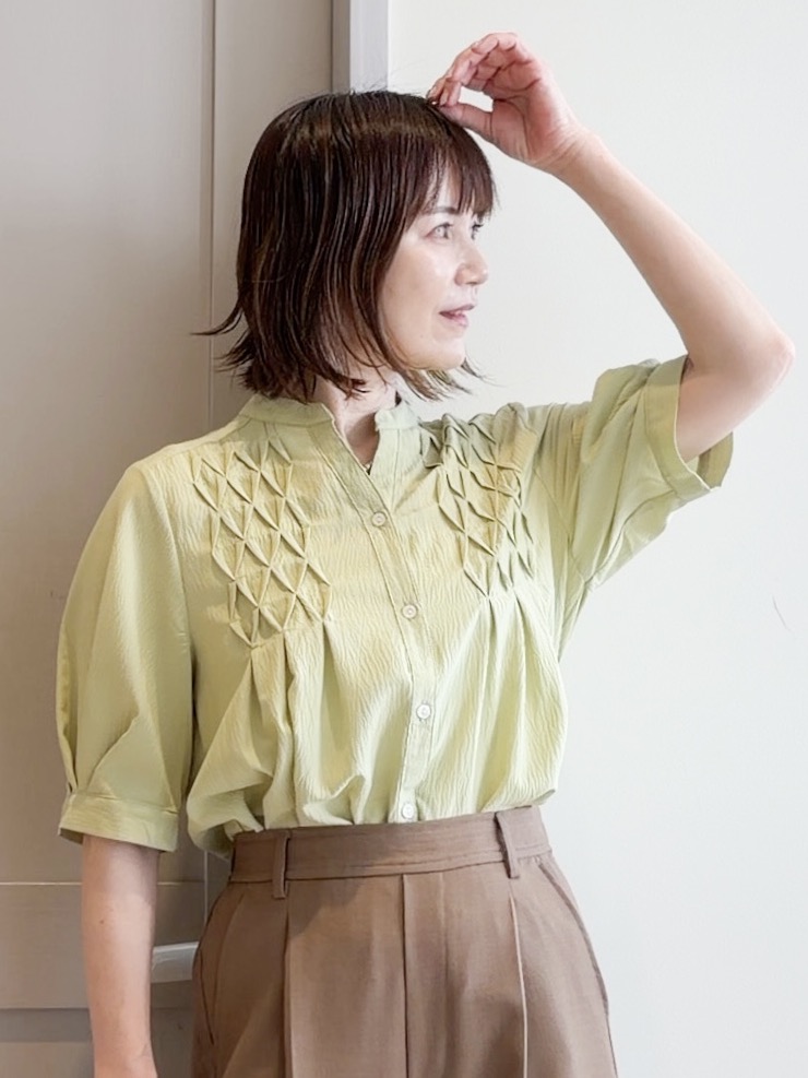 yamakoさんの「grove｜【体型カバー】ON・OFF使えるスモッキングタックブラウス」を使ったコーディネート