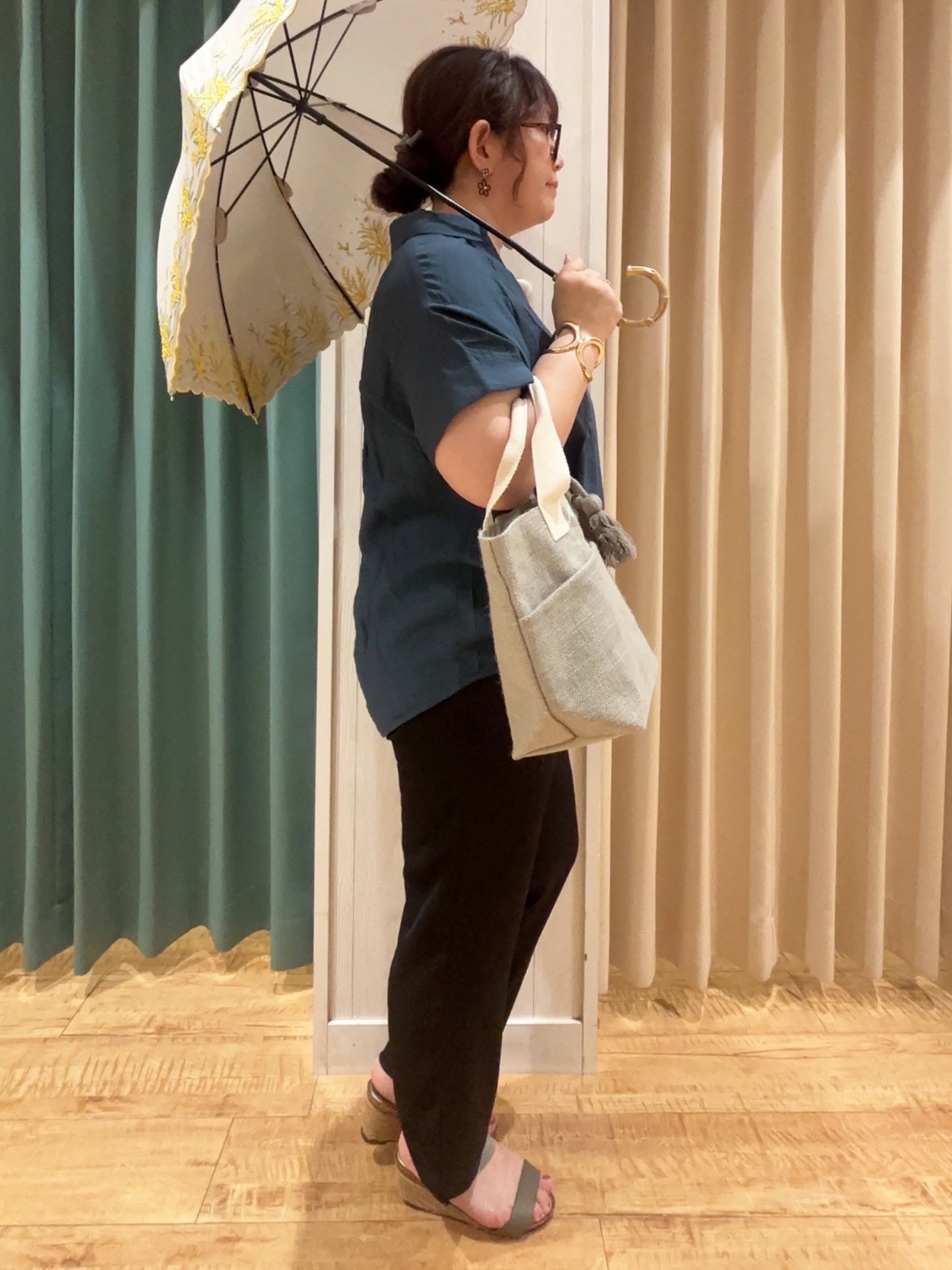 タガさんの「SHOO･LA･RUE｜【S-LL/洗濯機可】インせず着られる 裾タック スキッパーシャツ」を使ったコーディネート