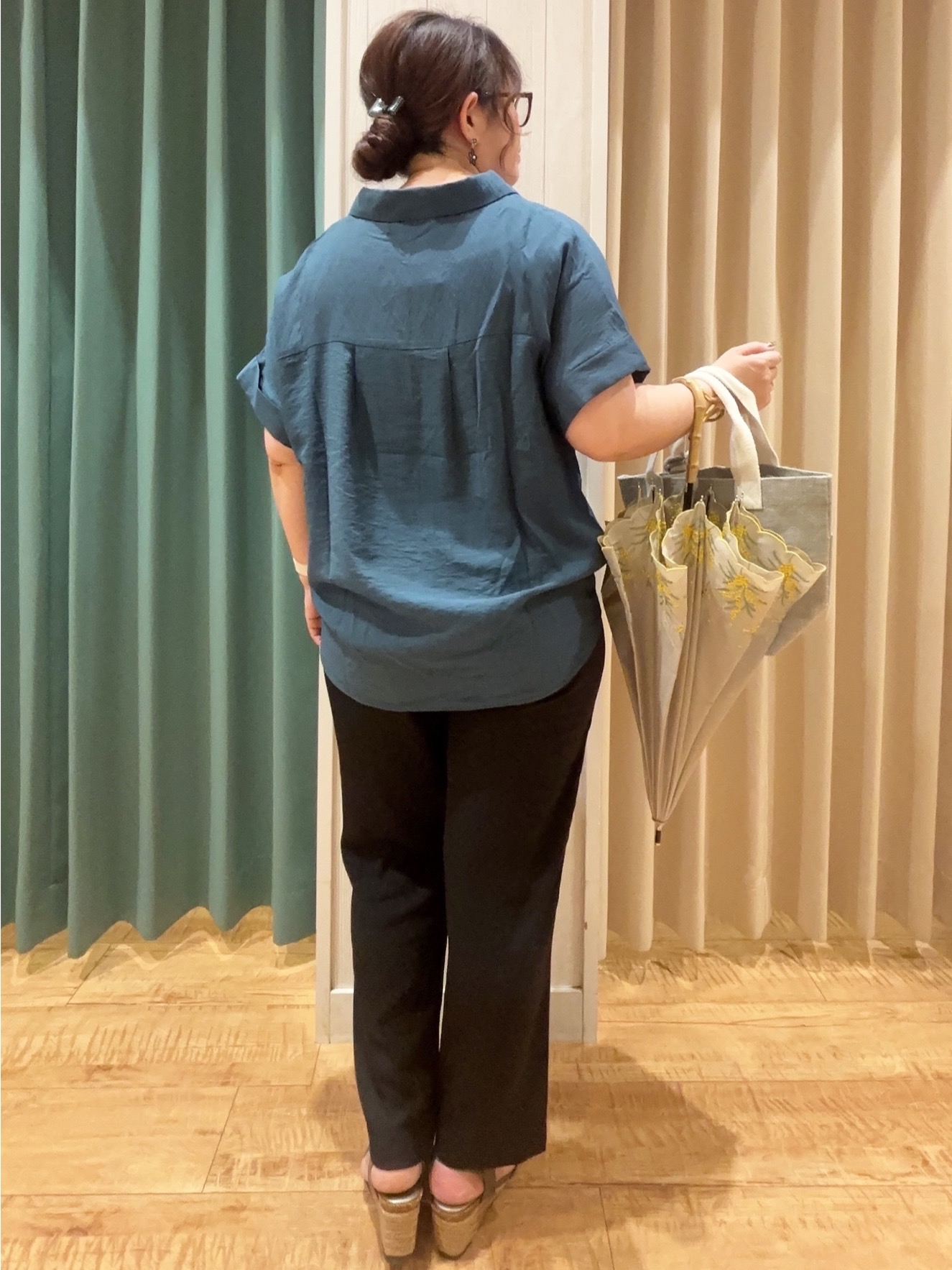 タガさんの「SHOO･LA･RUE｜【S-LL/洗濯機可】インせず着られる 裾タック スキッパーシャツ」を使ったコーディネート