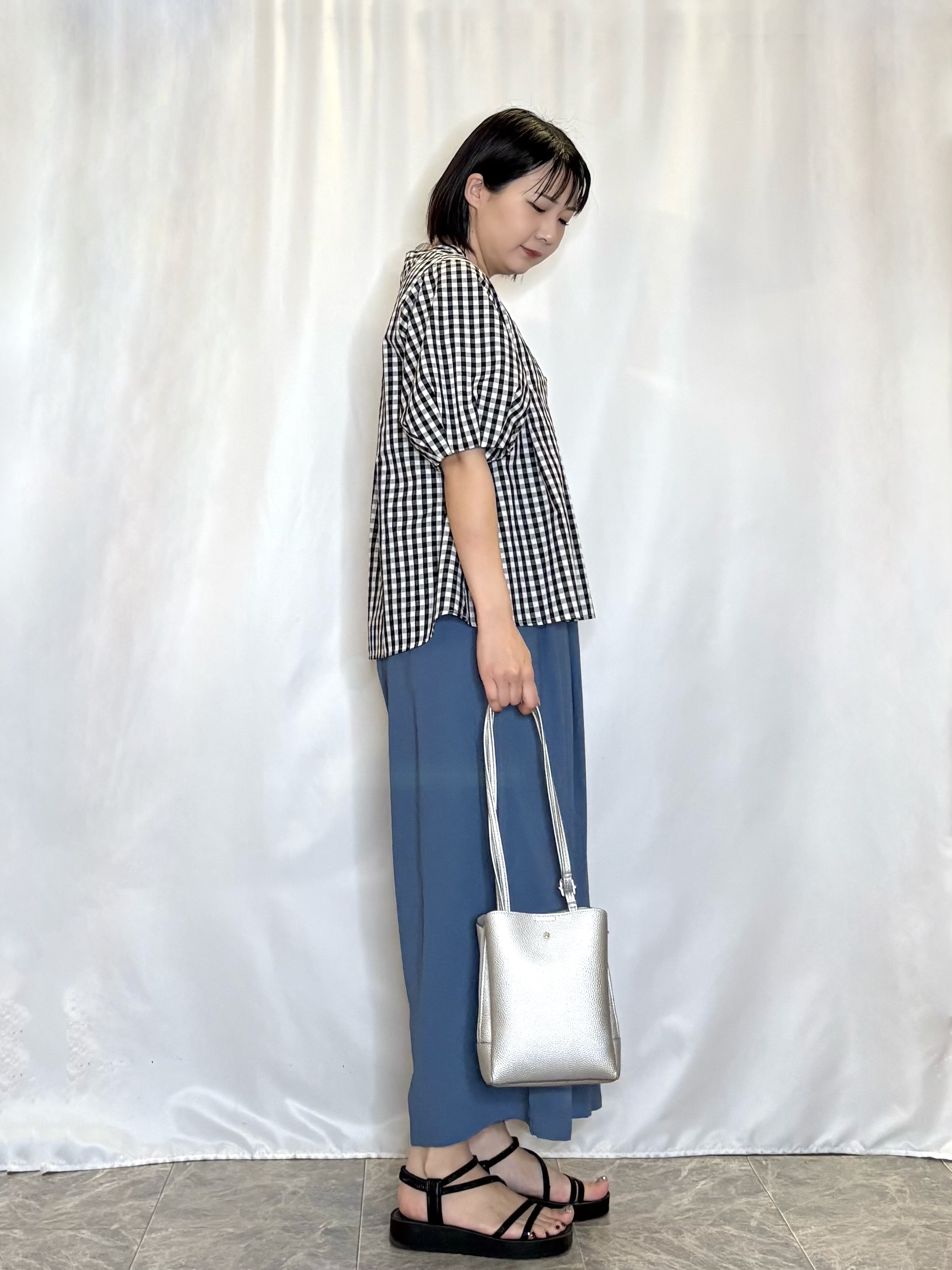 ネリさんの「SHOO･LA･RUE｜【高レビュー/洗濯後しわになりにくい/インせず着られる】自然に体型カバー 麻調ペプラムブラウス」を使ったコーディネート