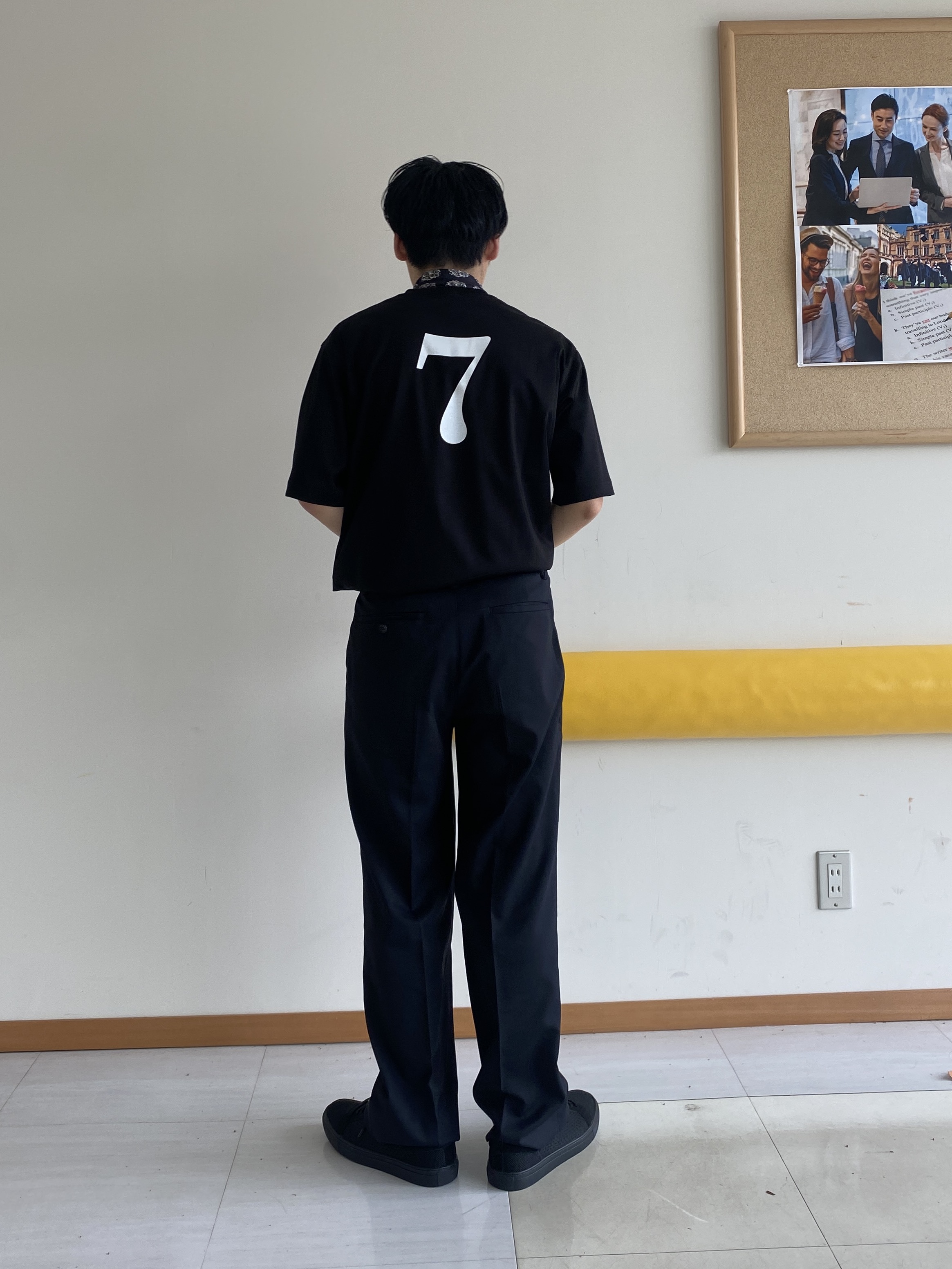 石井友也さんの「TAKEO KIKUCHI｜【BOWLER HAT LABEL】アイスクリアコットン ラッキーセブン 半袖Tシャツ」を使ったコーディネート