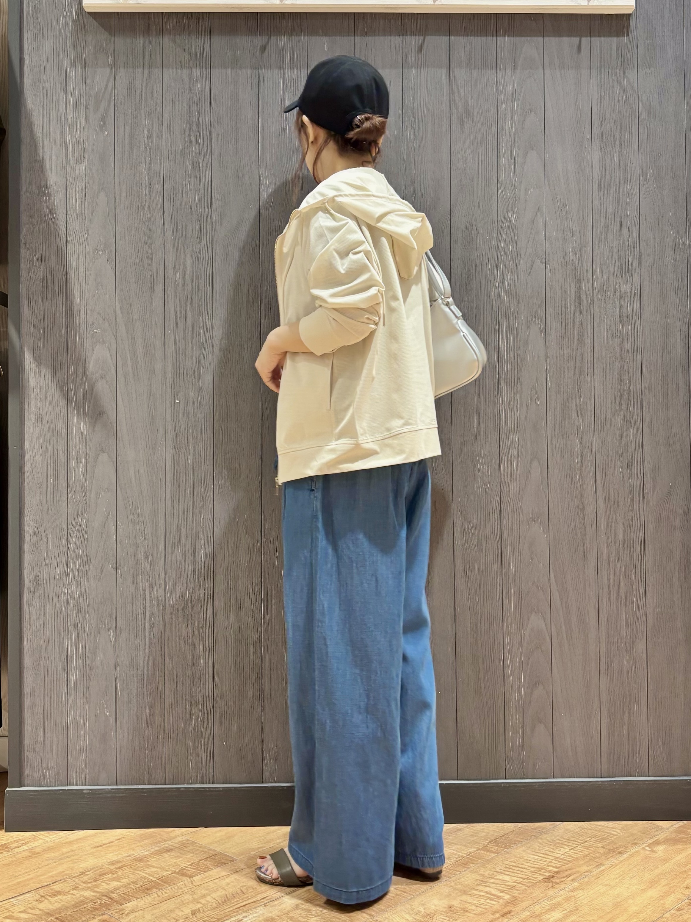 meiさんの「SHOO･LA･RUE｜【UV/洗濯機可】日焼け対策も快適に 指穴つき ジップパーカー」を使ったコーディネート