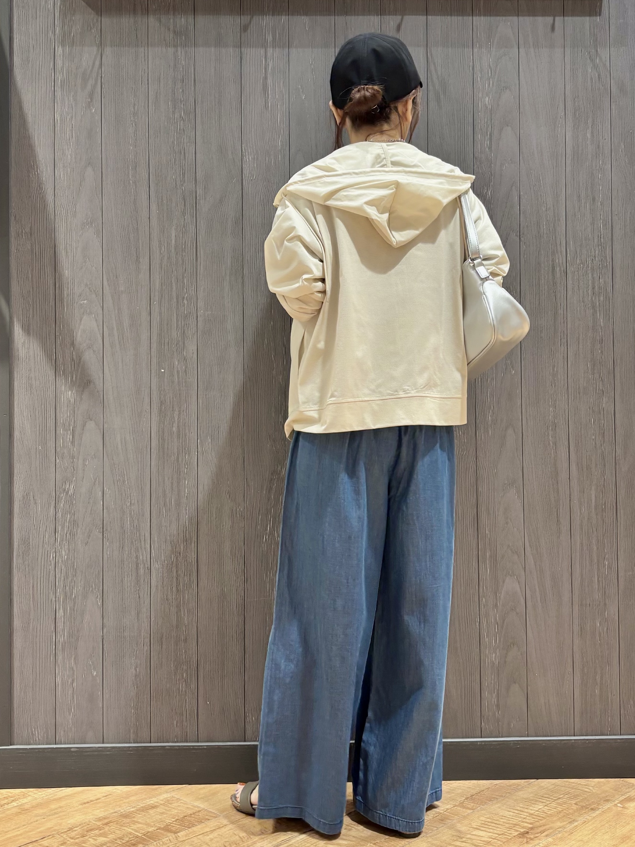 meiさんの「SHOO･LA･RUE｜【UV/洗濯機可】日焼け対策も快適に 指穴つき ジップパーカー」を使ったコーディネート
