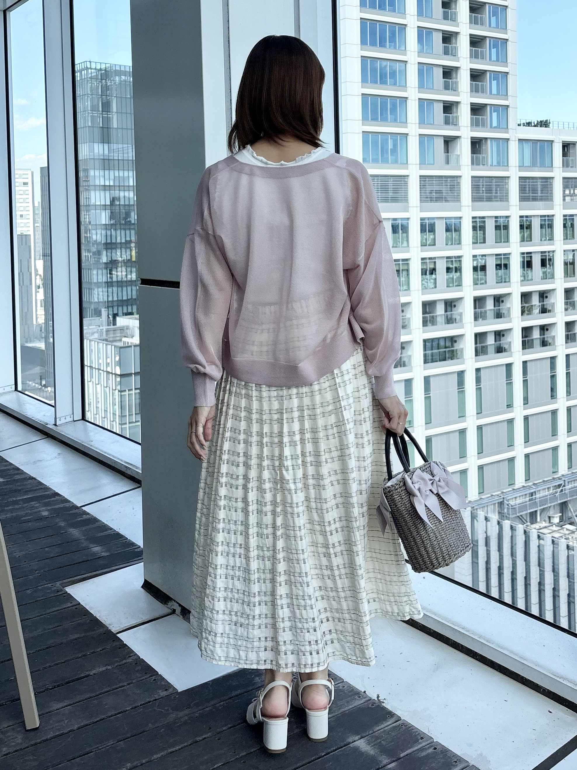 みぃさんの「Couture brooch｜【洗える・パール調釦】愛されシアーカーディガン」を使ったコーディネート